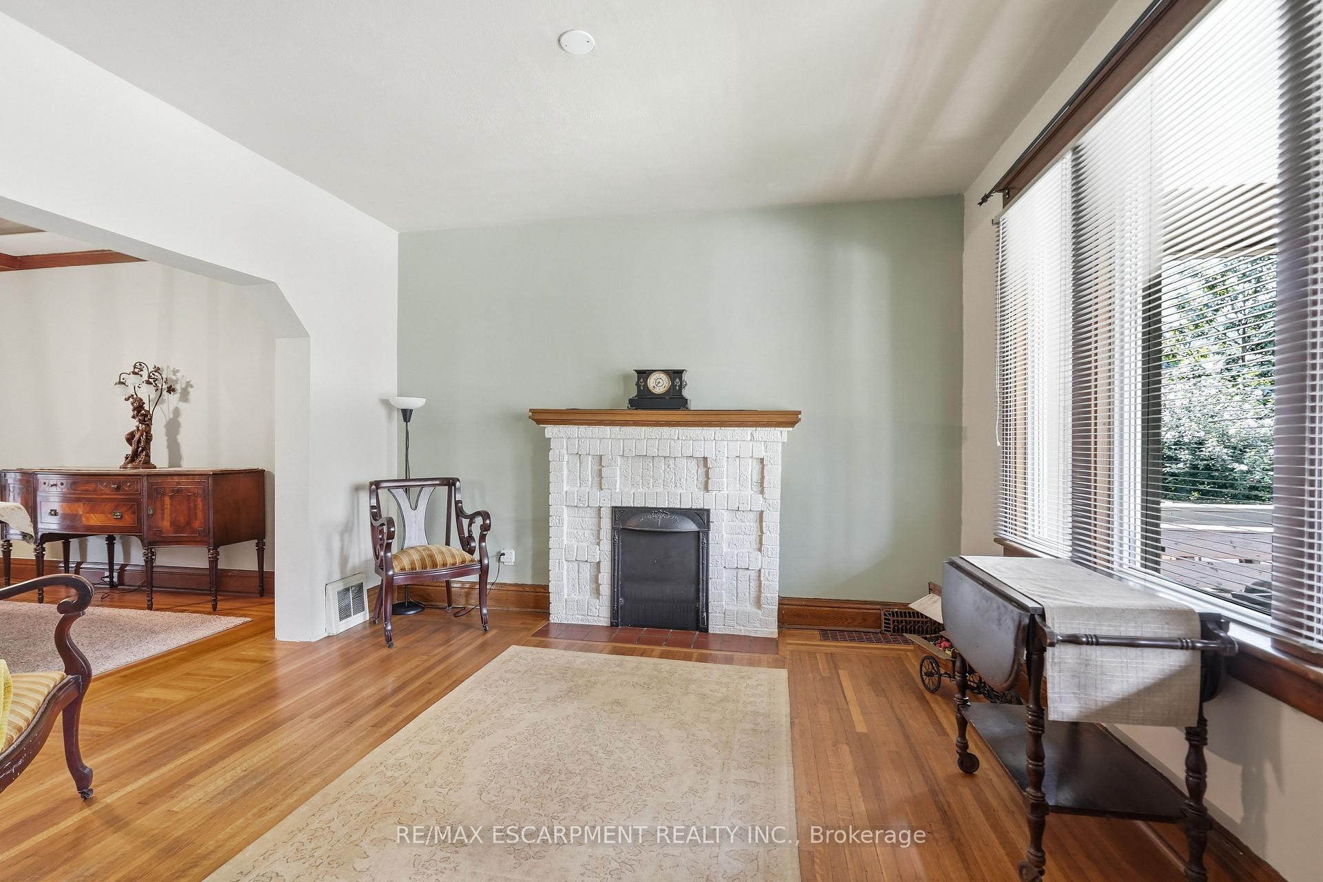 Photo 11 of 163 Grosvenor Avenue S, Hamilton, Delta — HOMEH