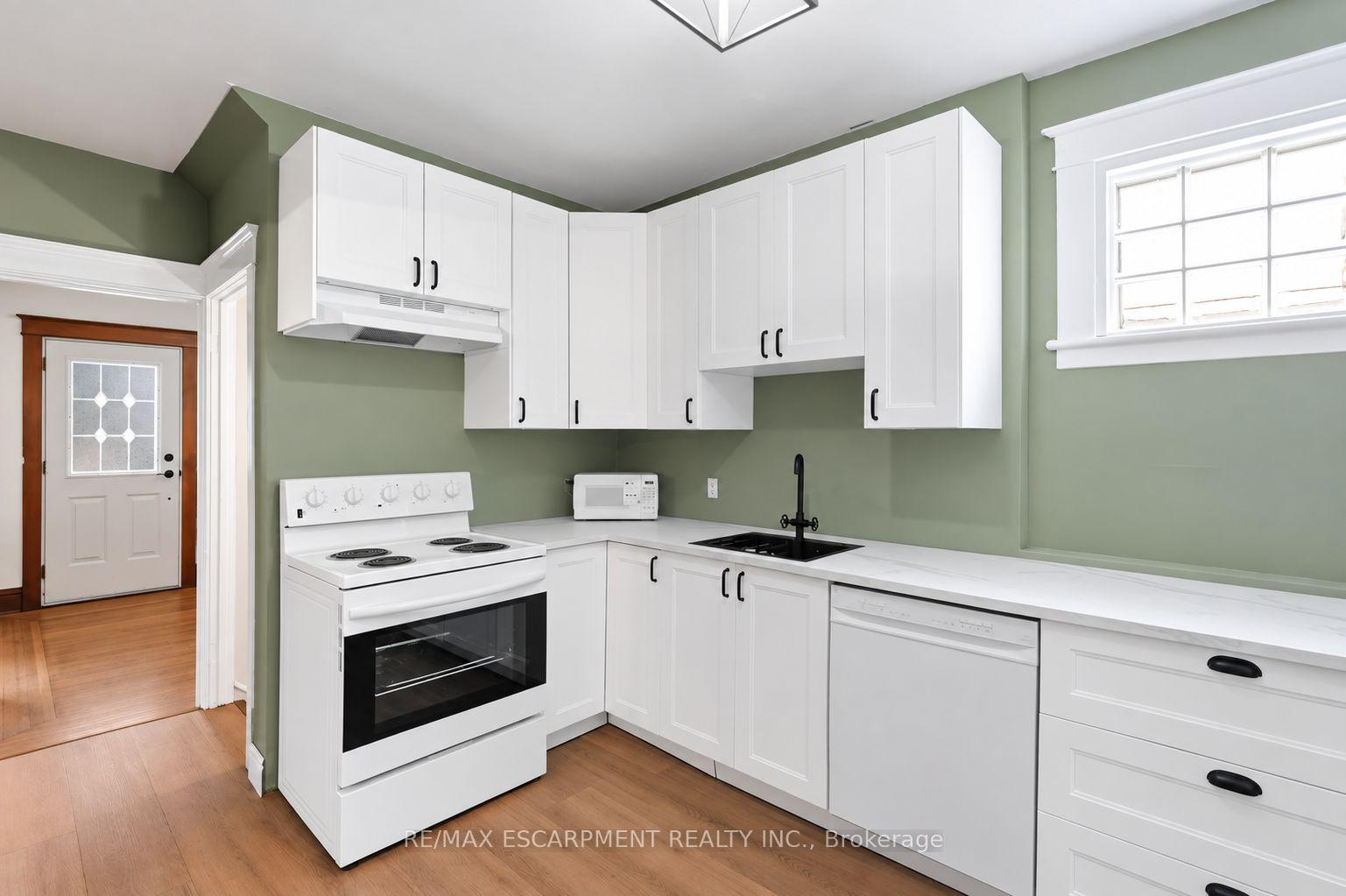 Photo 16 of 163 Grosvenor Avenue S, Hamilton, Delta — HOMEH