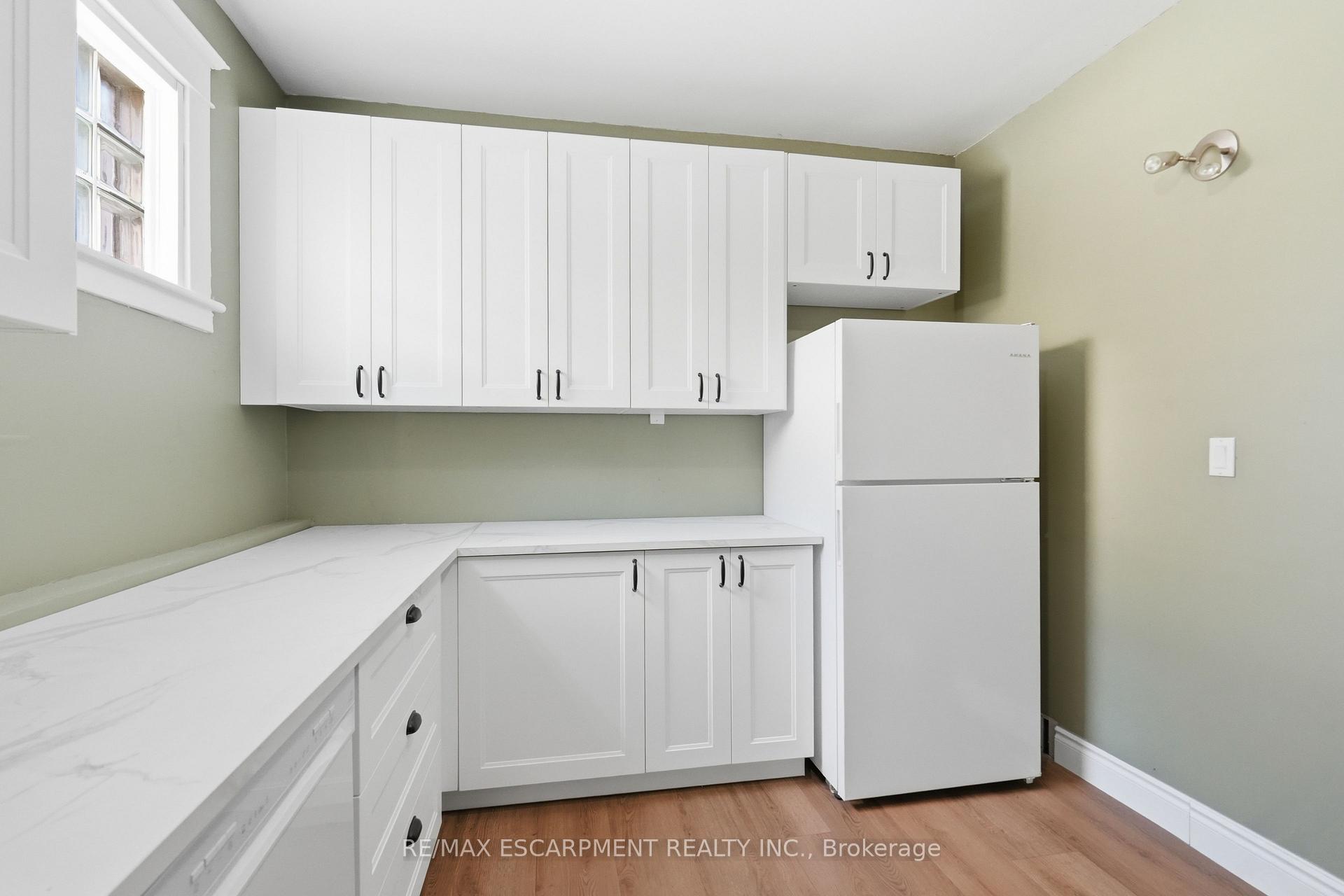 Photo 17 of 163 Grosvenor Avenue S, Hamilton, Delta — HOMEH