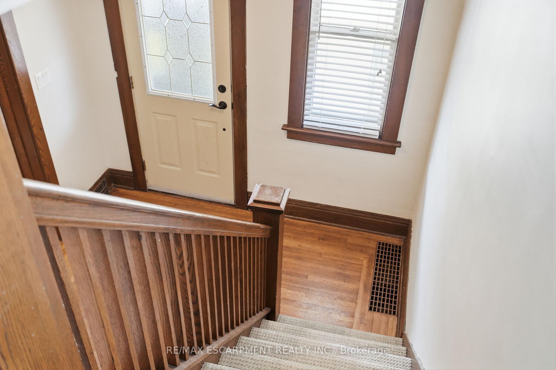 Photo 23 of 163 Grosvenor Avenue S, Hamilton, Delta — HOMEH