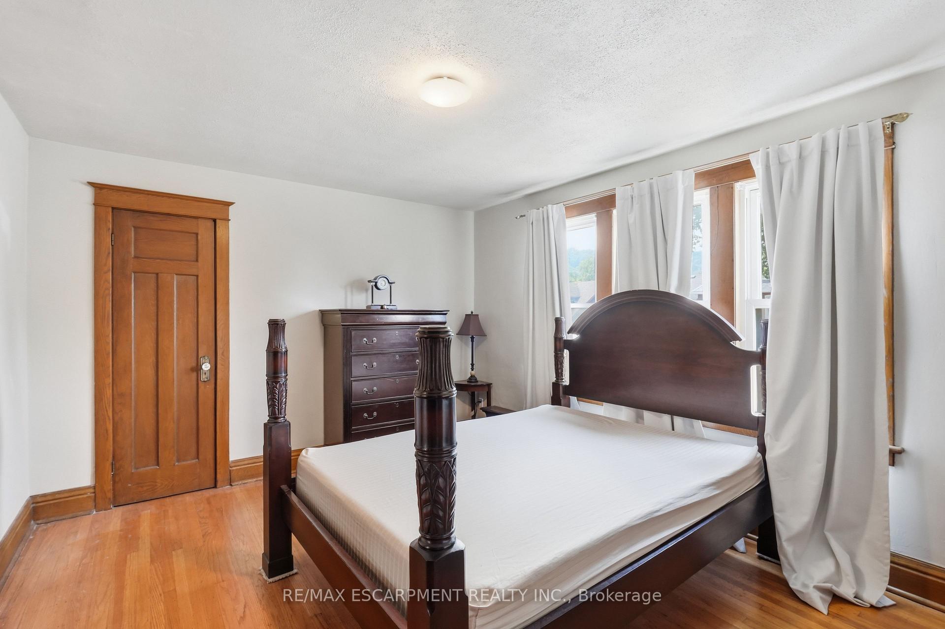Photo 25 of 163 Grosvenor Avenue S, Hamilton, Delta — HOMEH