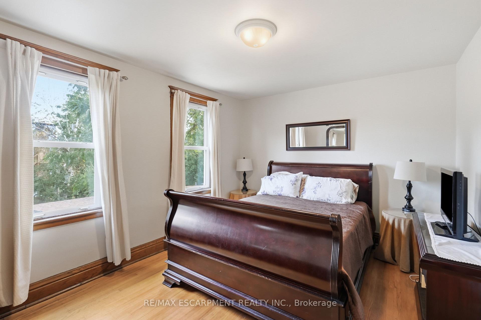 Photo 28 of 163 Grosvenor Avenue S, Hamilton, Delta — HOMEH