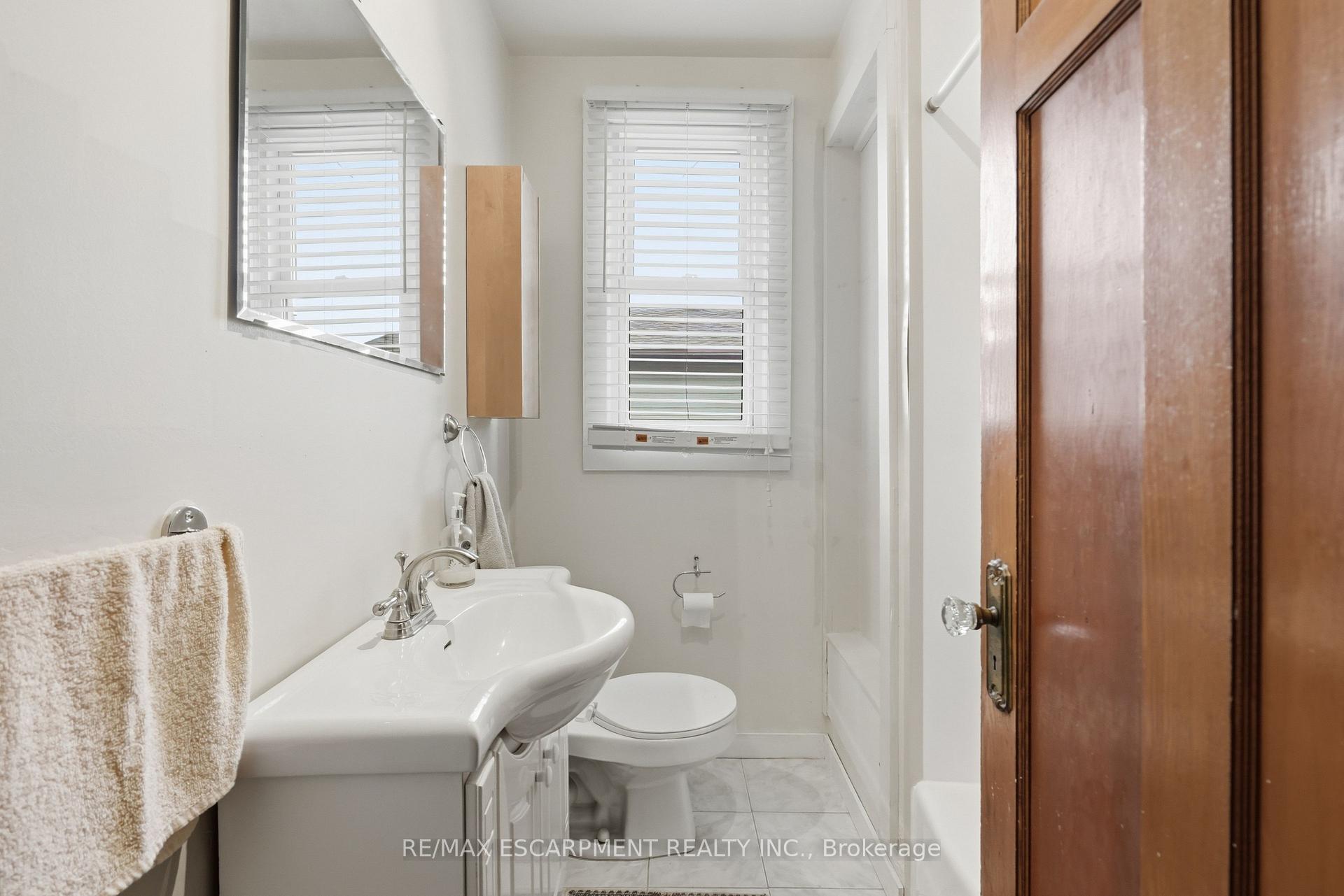Photo 33 of 163 Grosvenor Avenue S, Hamilton, Delta — HOMEH