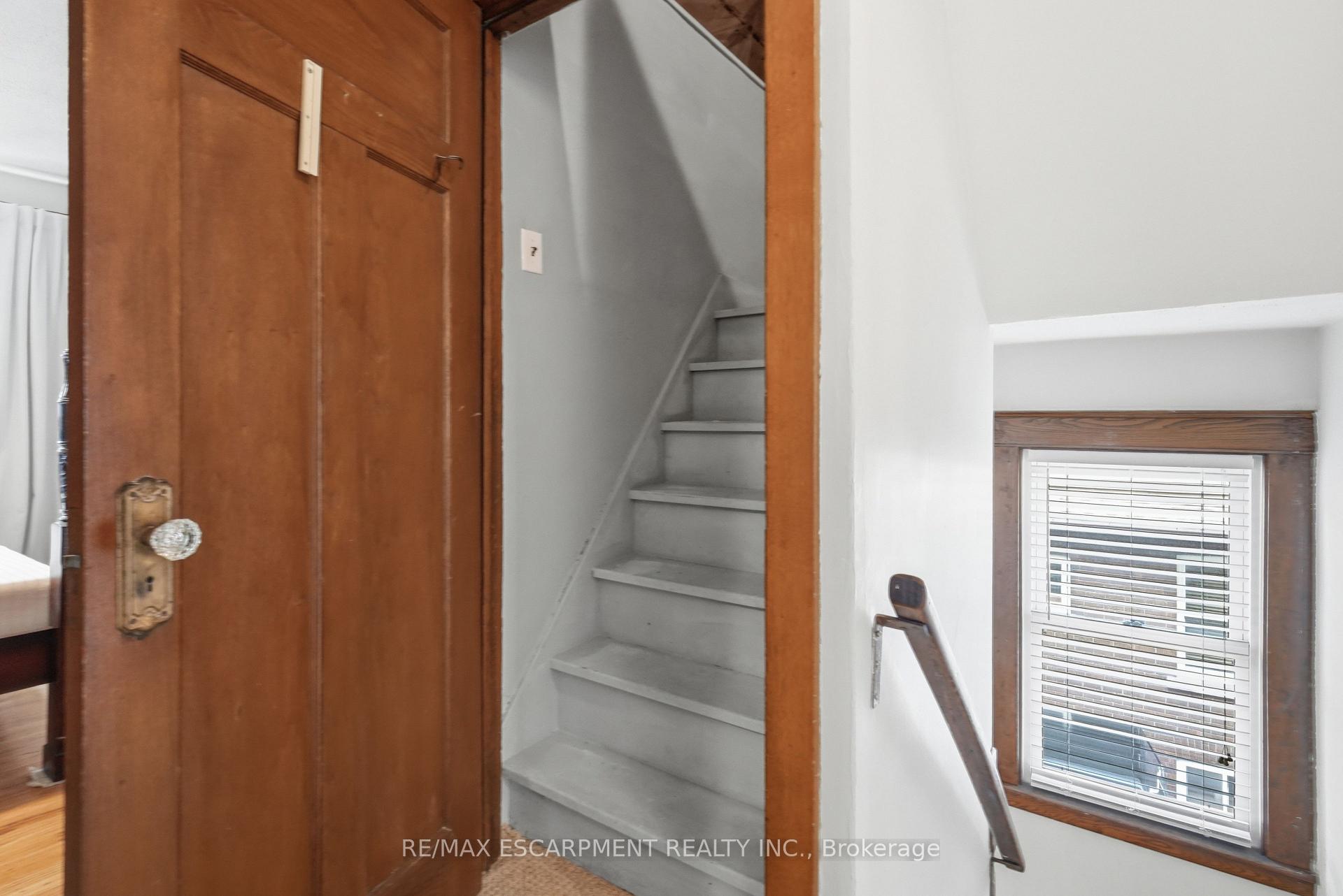 Photo 34 of 163 Grosvenor Avenue S, Hamilton, Delta — HOMEH