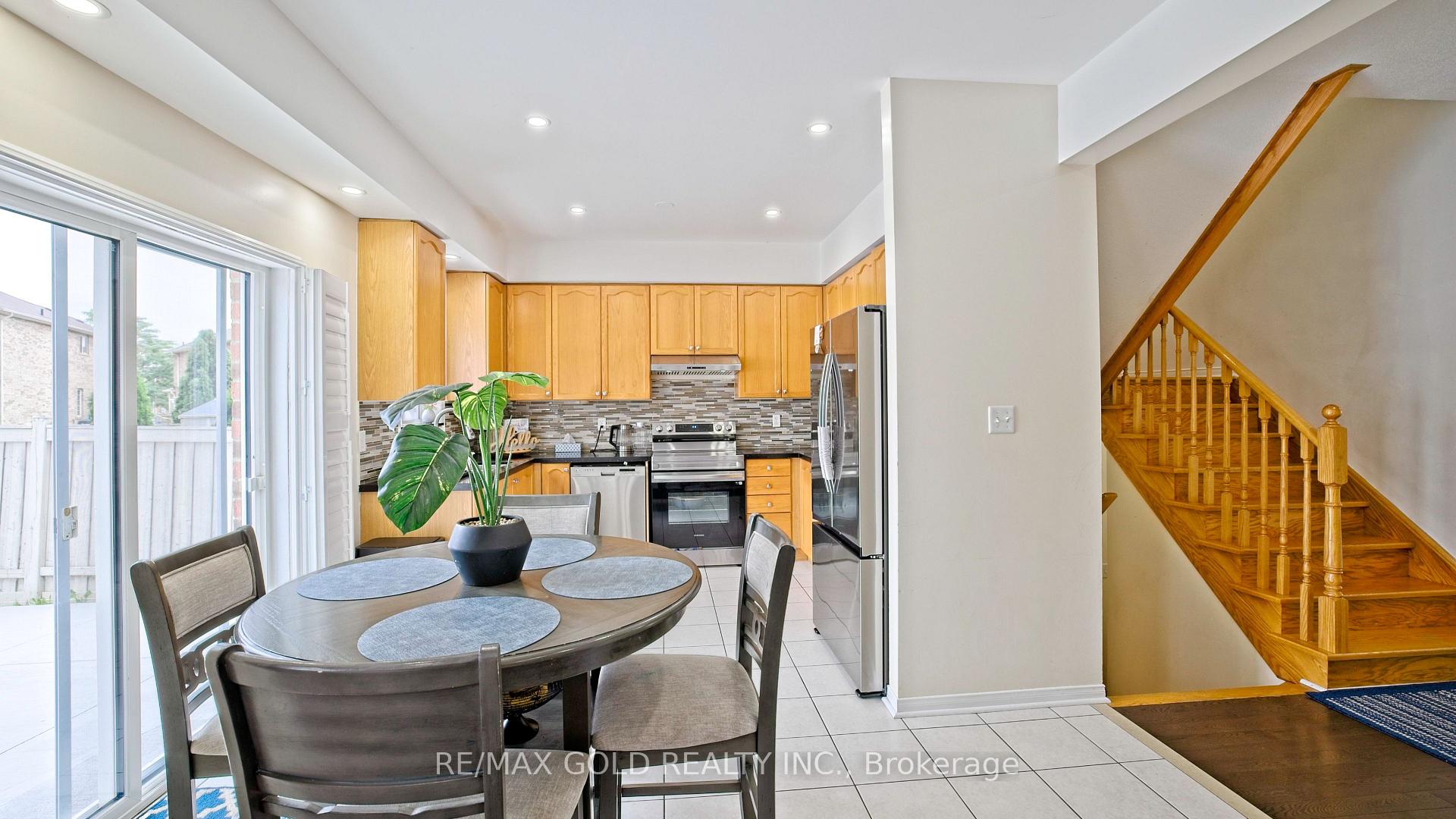 Photo 11 of 29 Abbotsbury Drive, Brampton, Credit Valley — HOMEH