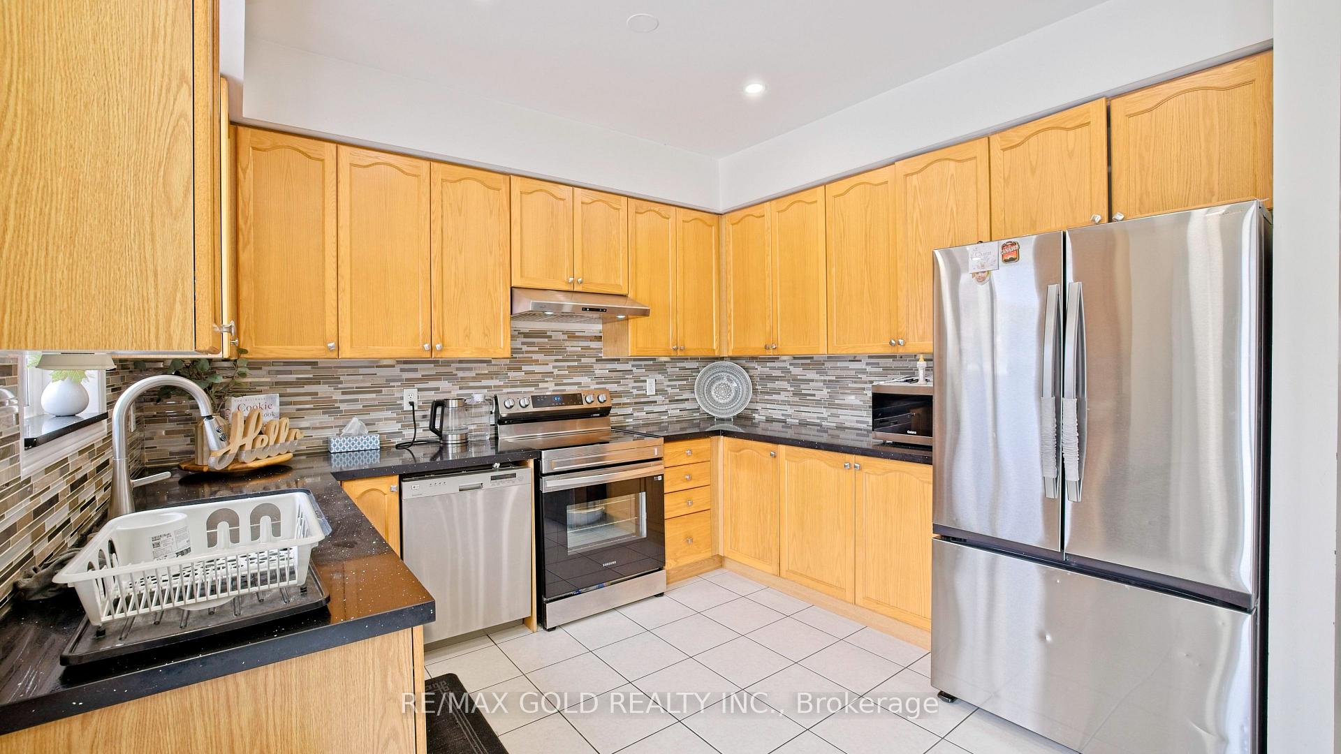 Photo 12 of 29 Abbotsbury Drive, Brampton, Credit Valley — HOMEH