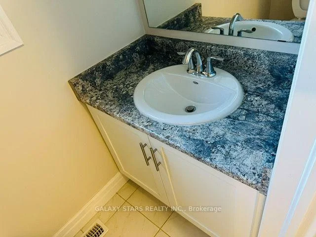 Photo 21 of 33 Robertson Drive, Stratford — HOMEH