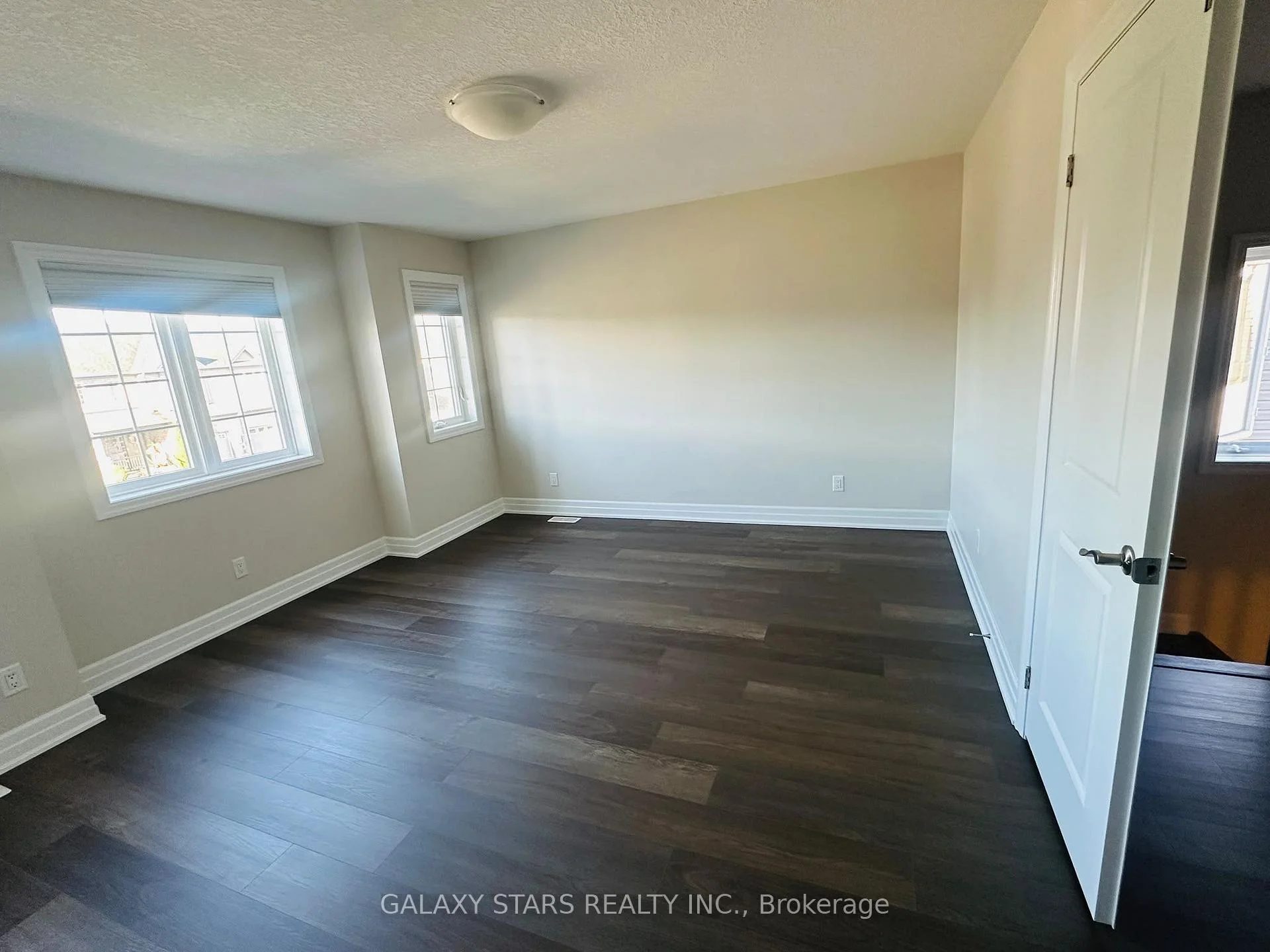 Photo 31 of 33 Robertson Drive, Stratford — HOMEH