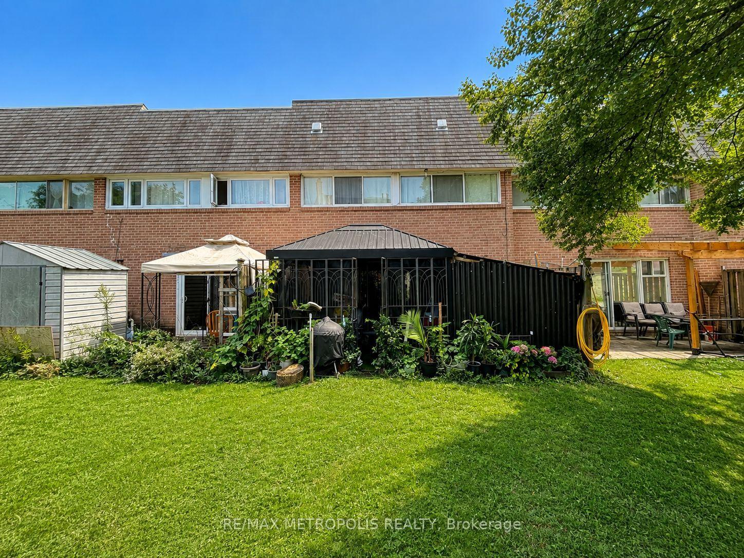 Photo 2 of 24 Enclave Mews, North York, York University Heights — HOMEH