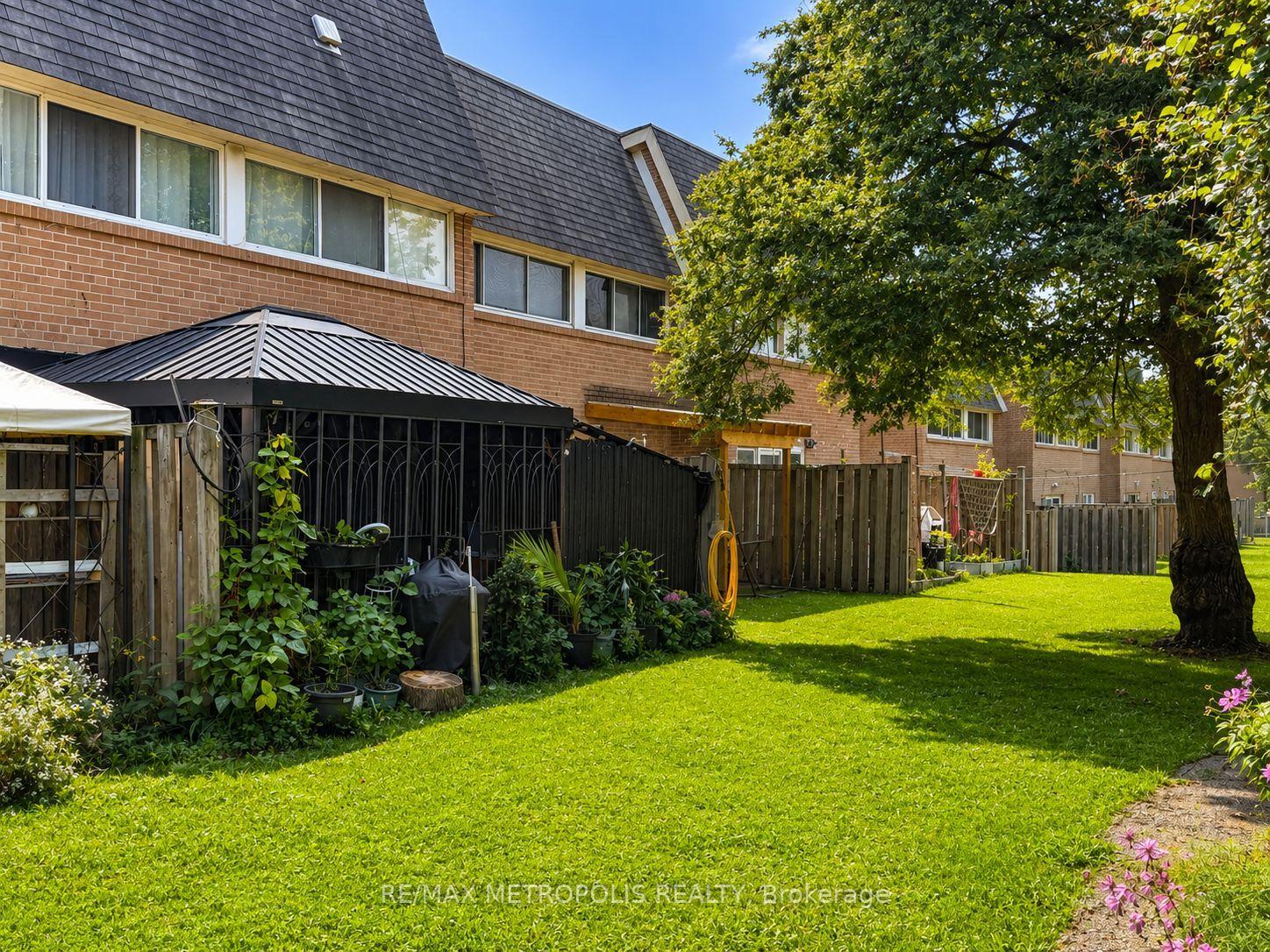 Photo 3 of 24 Enclave Mews, North York, York University Heights — HOMEH