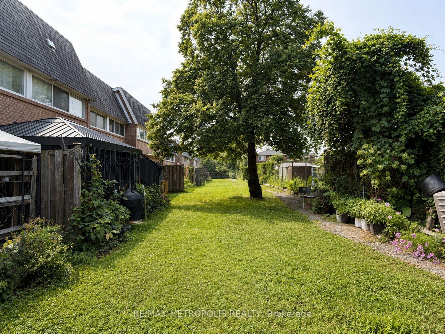 Photo 4 of 24 Enclave Mews, North York, York University Heights — HOMEH