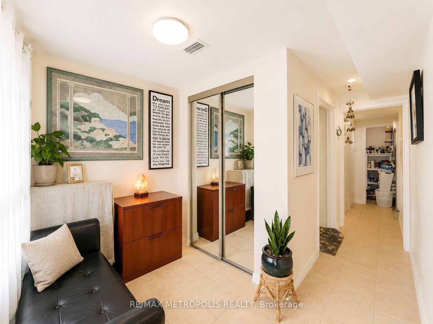 Photo 5 of 24 Enclave Mews, North York, York University Heights — HOMEH