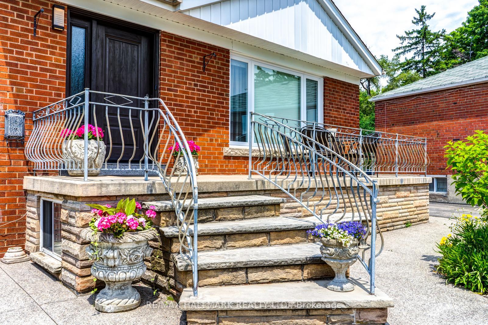 Photo 2 of 110 Trinnell Boulevard, Scarborough, Clairlea-Birchmount — HOMEH
