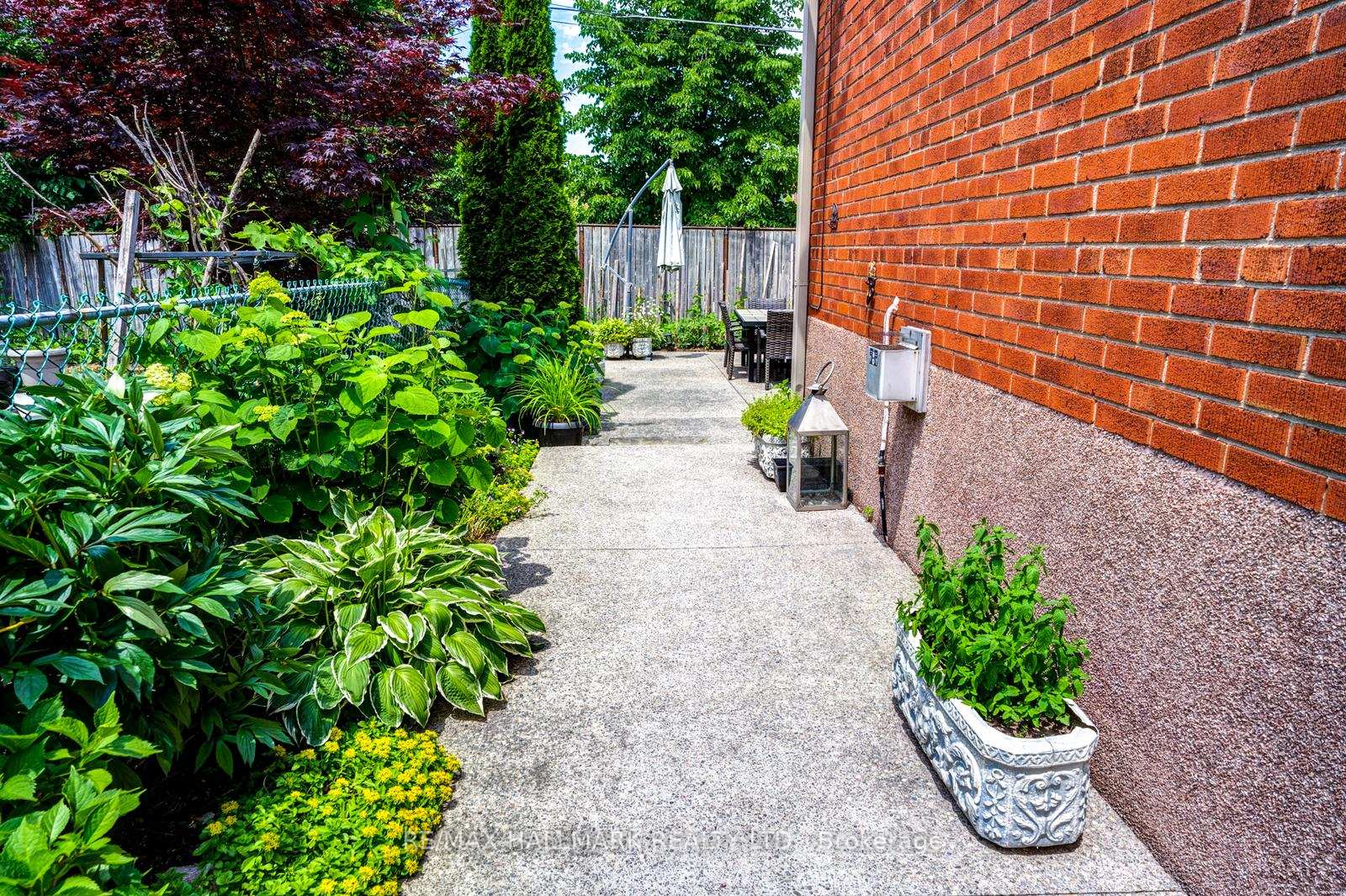 Photo 4 of 110 Trinnell Boulevard, Scarborough, Clairlea-Birchmount — HOMEH