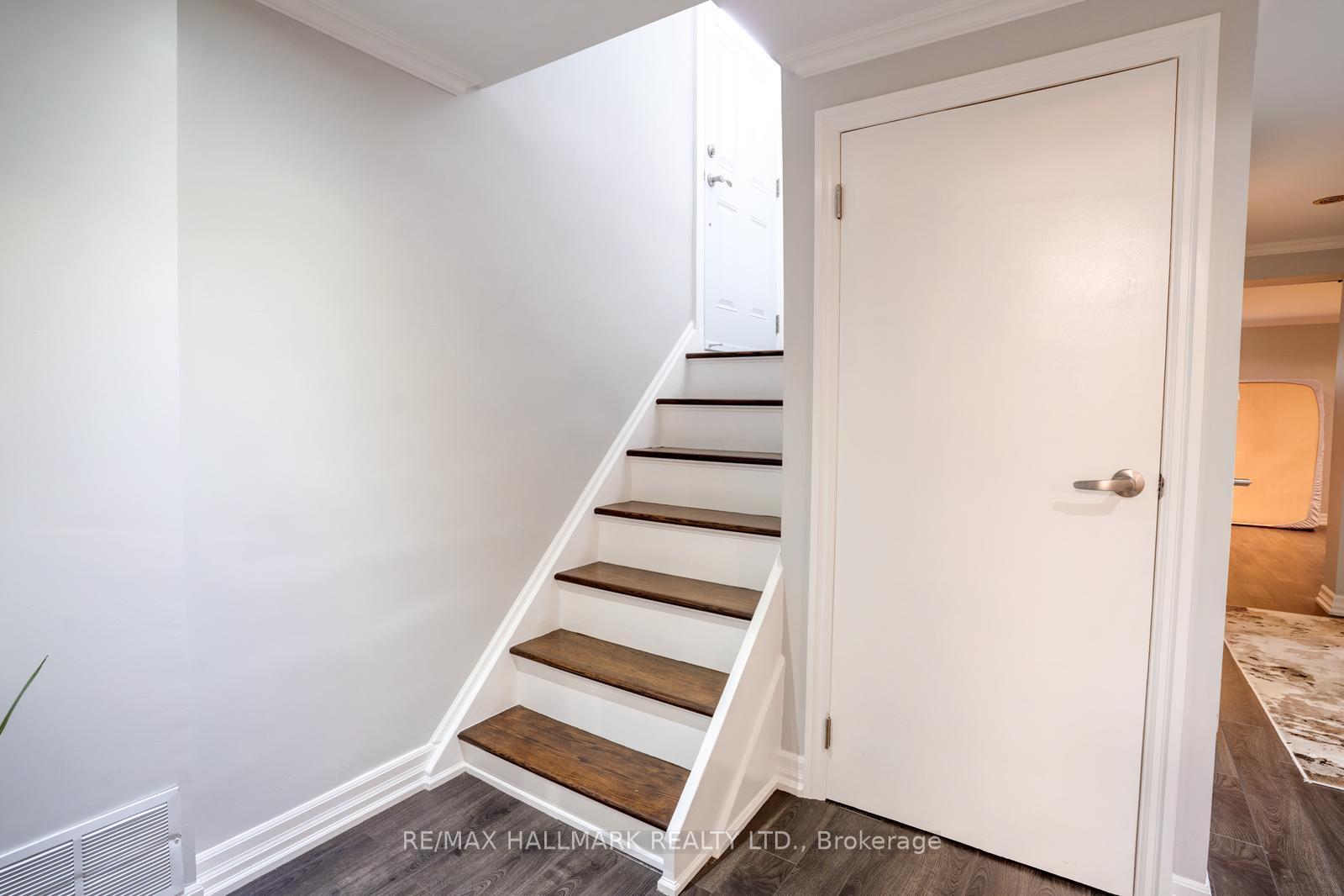 Photo 5 of 110 Trinnell Boulevard, Scarborough, Clairlea-Birchmount — HOMEH