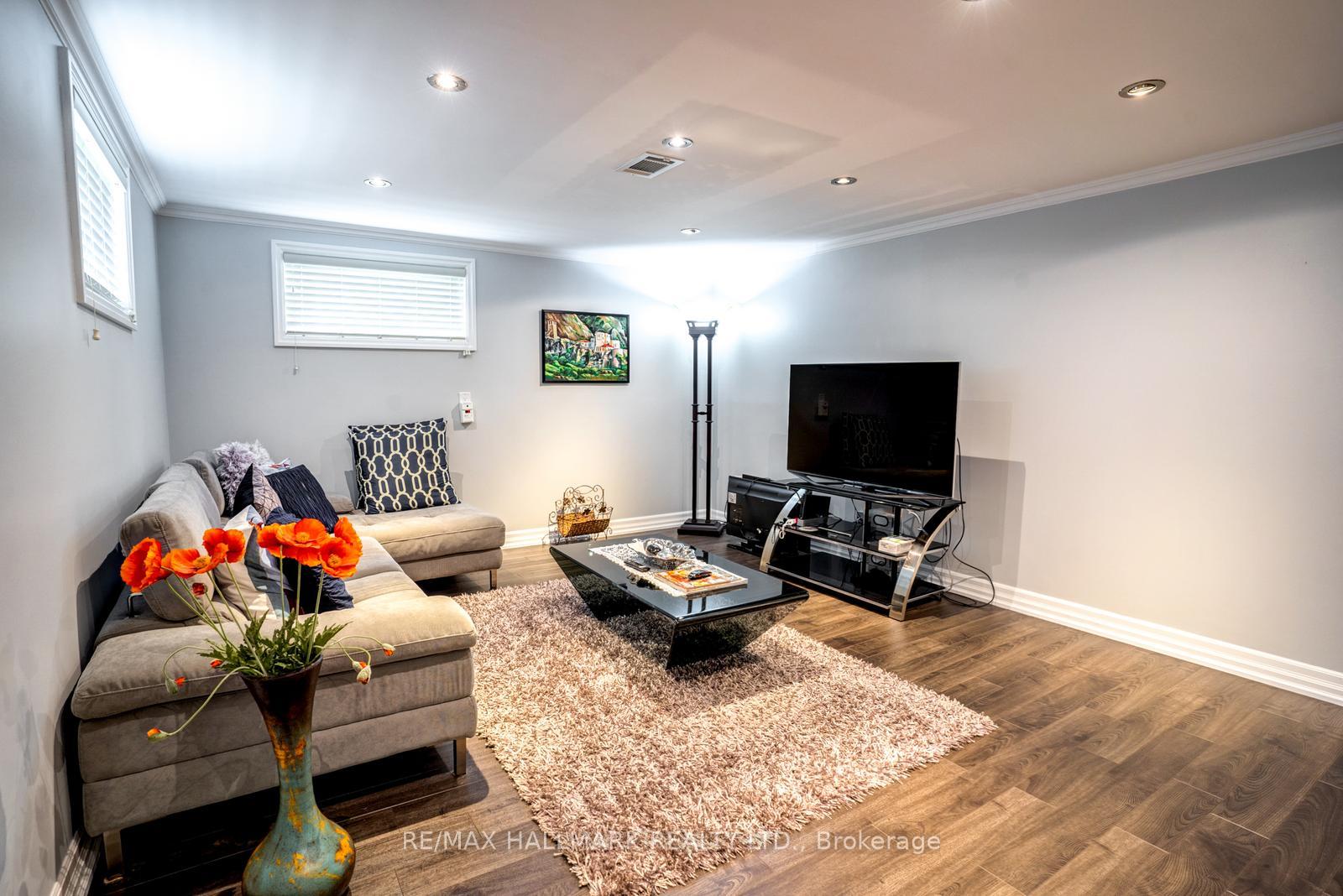 Photo 8 of 110 Trinnell Boulevard, Scarborough, Clairlea-Birchmount — HOMEH