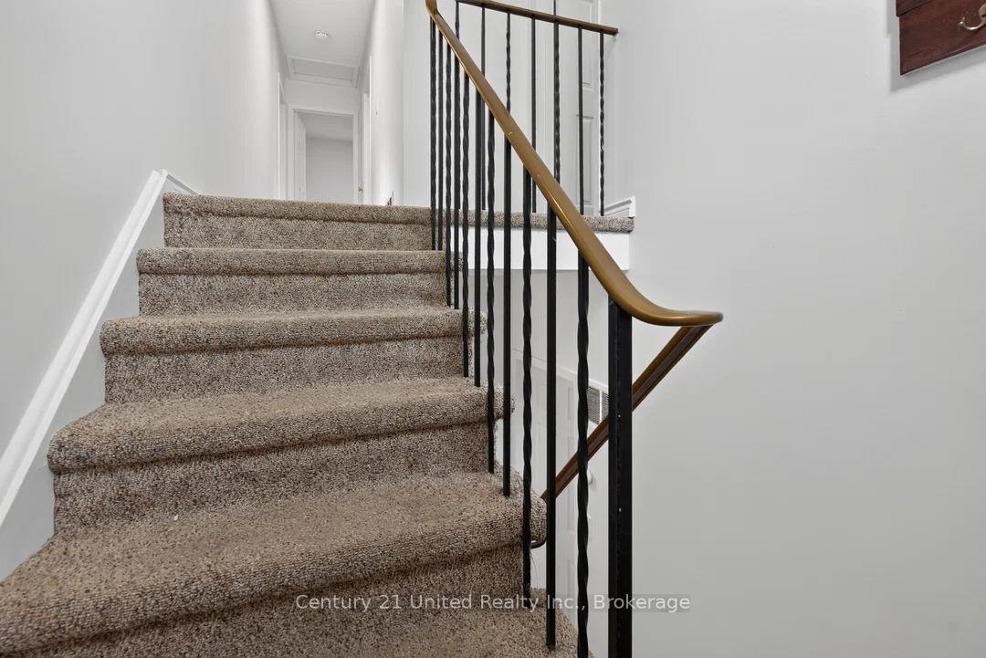 Photo 5 of 61 Broadlands Crescent, Clarington, Courtice — HOMEH