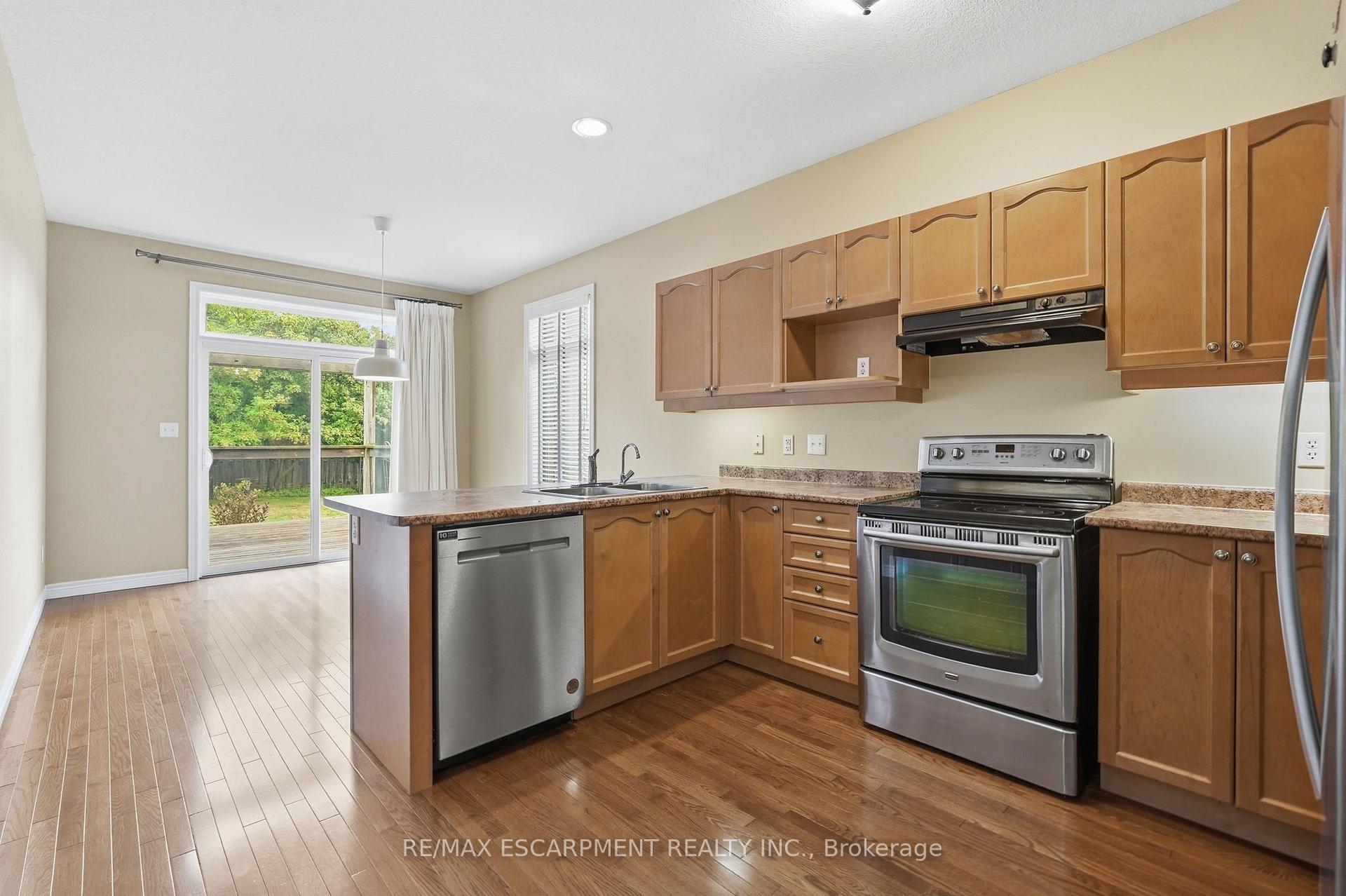 Photo 10 of 33 Norma Crescent, Guelph, Victoria North — HOMEH