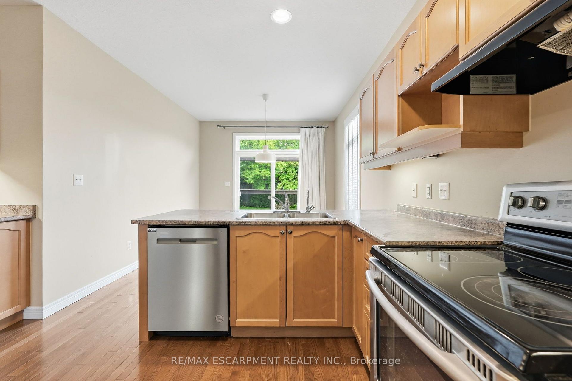 Photo 11 of 33 Norma Crescent, Guelph, Victoria North — HOMEH