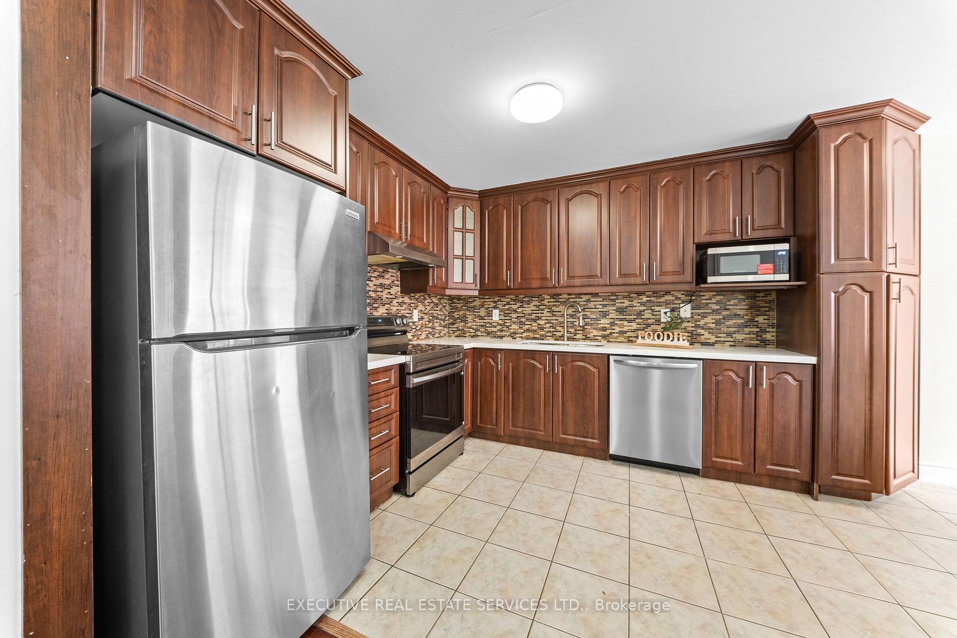 Photo 17 of 8 Spencer Drive, Brampton, Fletcher's Meadow — HOMEH