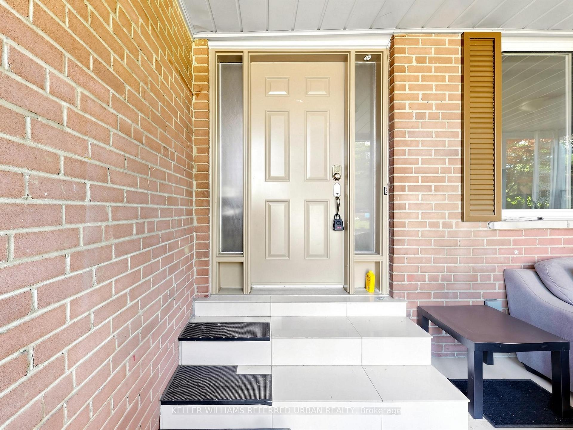 Photo 9 of 32 Wycliffe Crescent, North York, Bayview Village — HOMEH