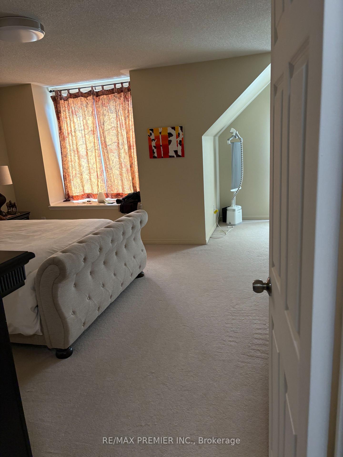 Photo 7 of 95 John Bell Crescent, Scarborough, Clairlea-Birchmount — HOMEH