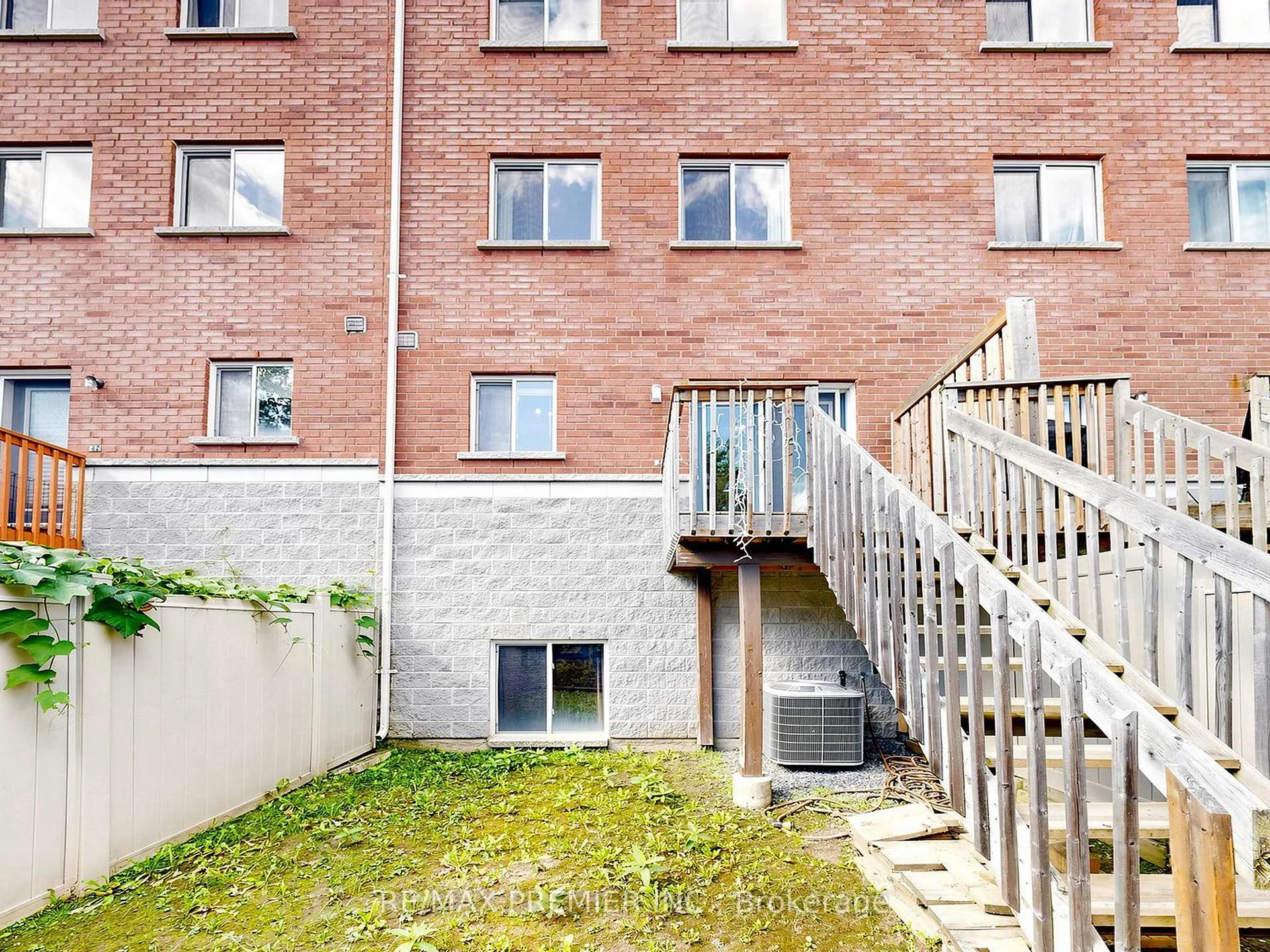 Photo 31 of 95 John Bell Crescent, Scarborough, Clairlea-Birchmount — HOMEH