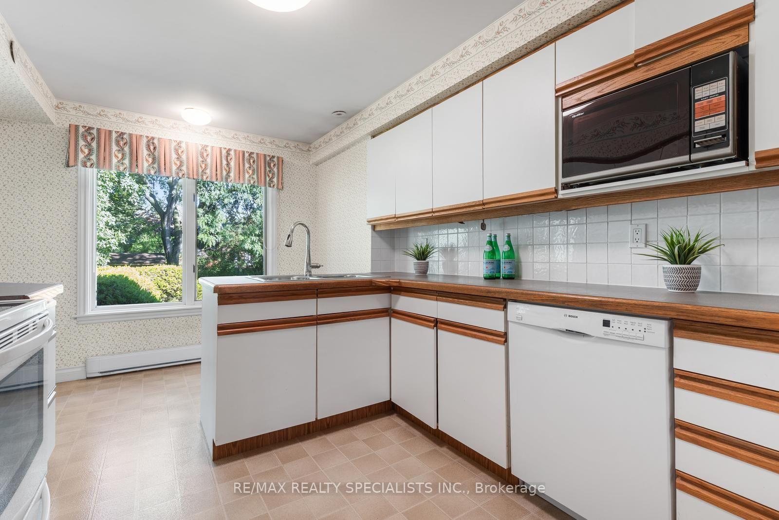 Photo 5 of 14 Michael Drive, North York, Hillcrest Village — HOMEH
