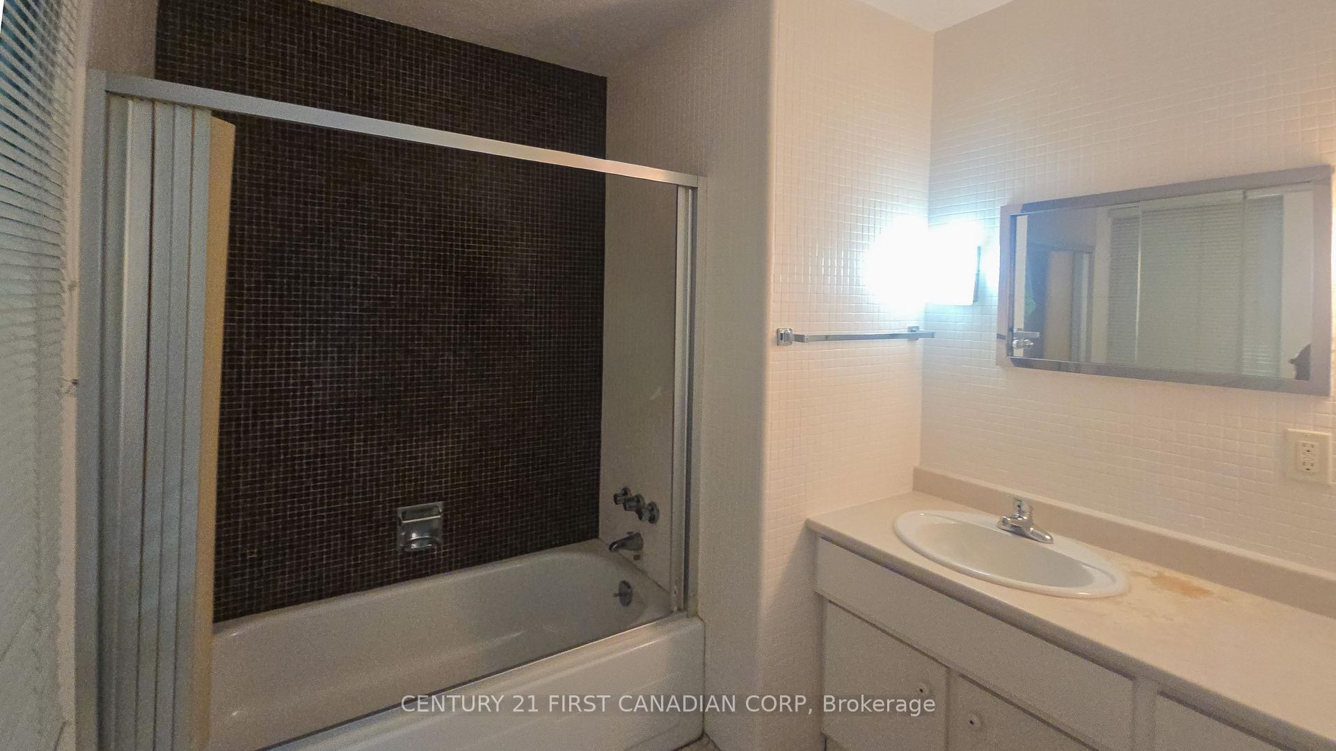 Photo 27 of 2546 Westdel Bourne, London, South K — HOMEH