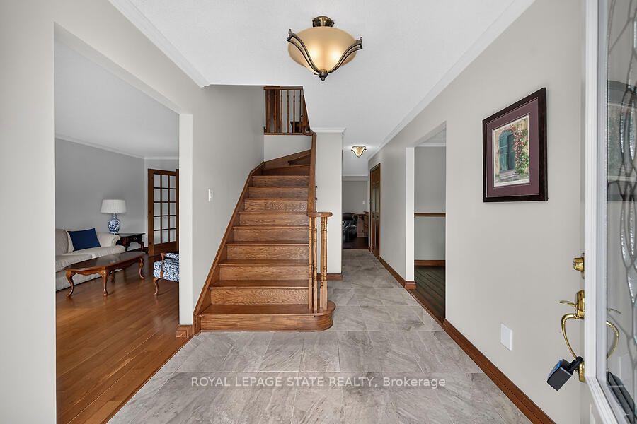 Photo 2 of 109 Maple Drive, Hamilton, Stoney Creek — HOMEH