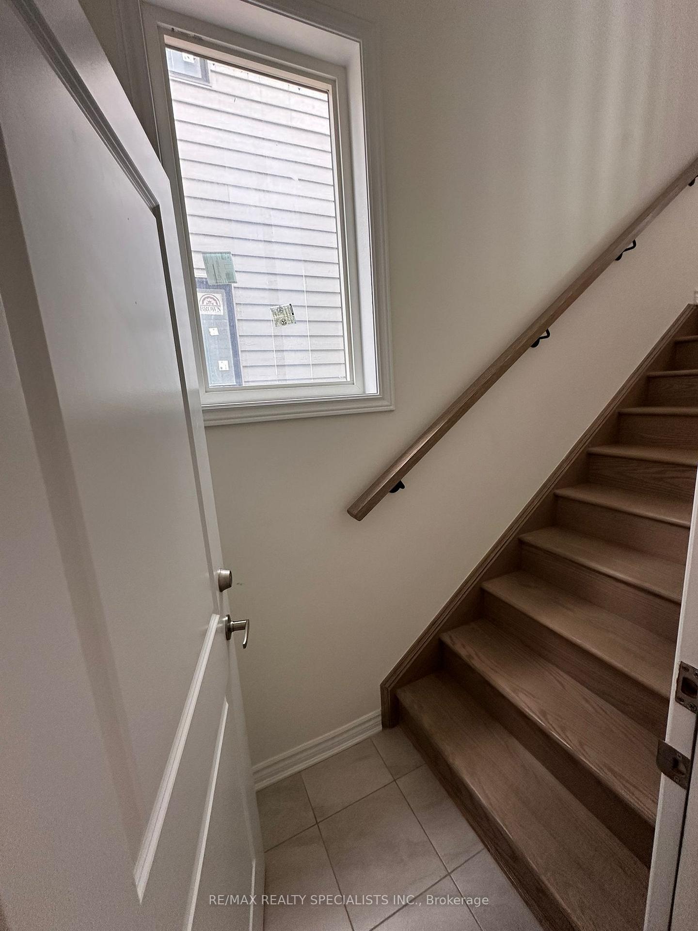 Photo 4 of Unit UPPER, 26 Thornbird Crescent, Brampton, Northwest Brampton — HOMEH