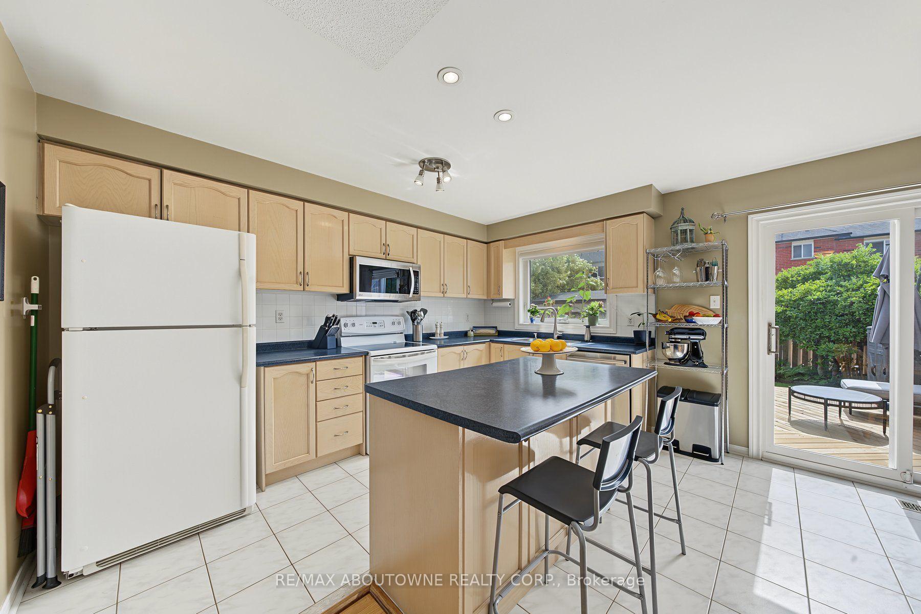 Photo 15 of 5110 Falconcrest Drive, Burlington, Uptown — HOMEH