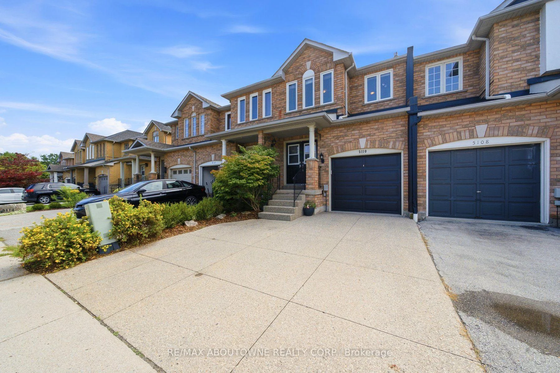 Photo 4 of 5110 Falconcrest Drive, Burlington, Uptown — HOMEH