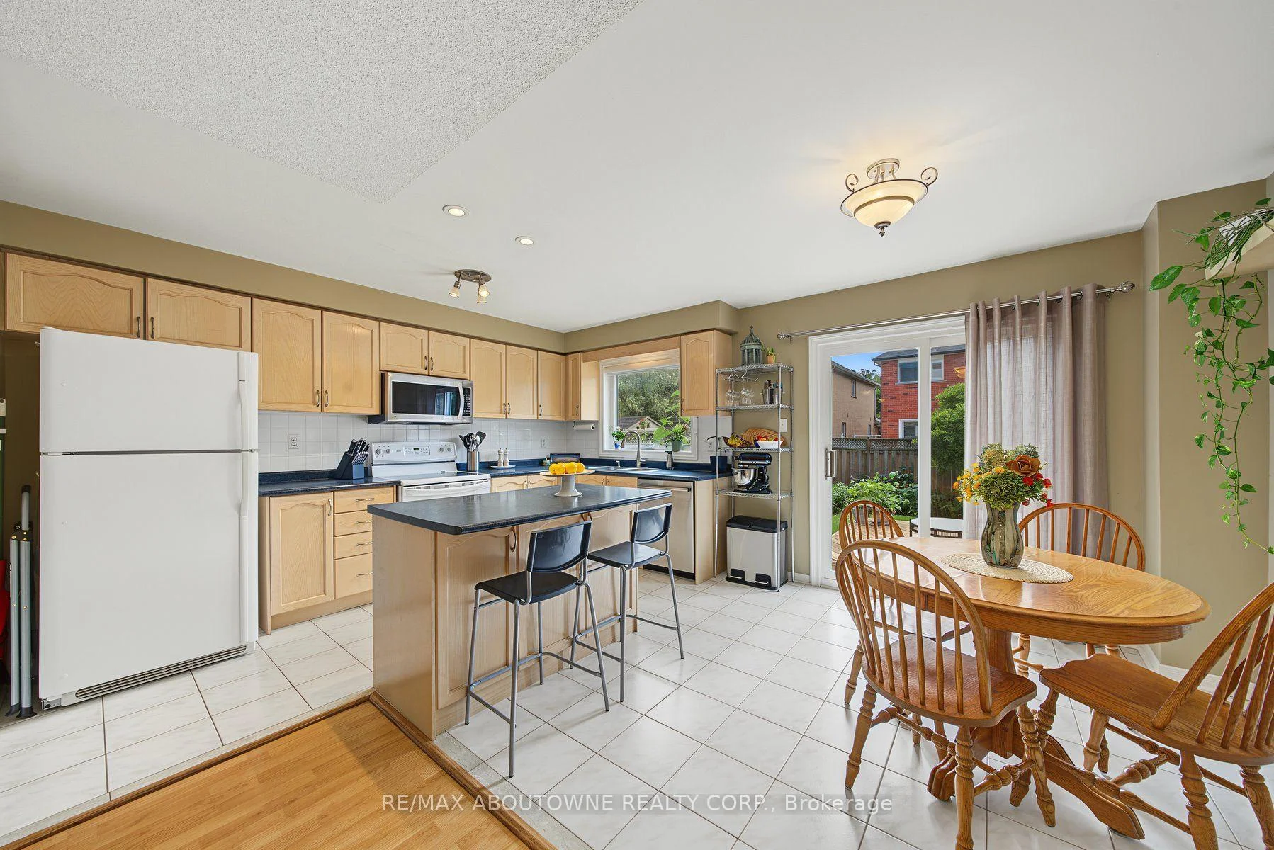Photo 13 of 5110 Falconcrest Drive, Burlington, Uptown — HOMEH