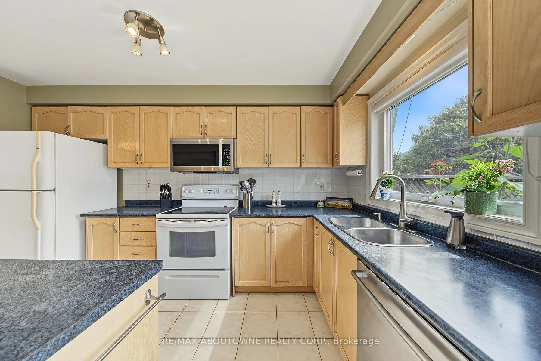 Photo 23 of 5110 Falconcrest Drive, Burlington, Uptown — HOMEH