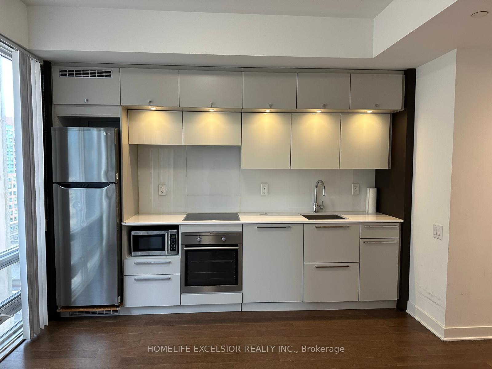 Front of Unit 904, 15 Grenville Street