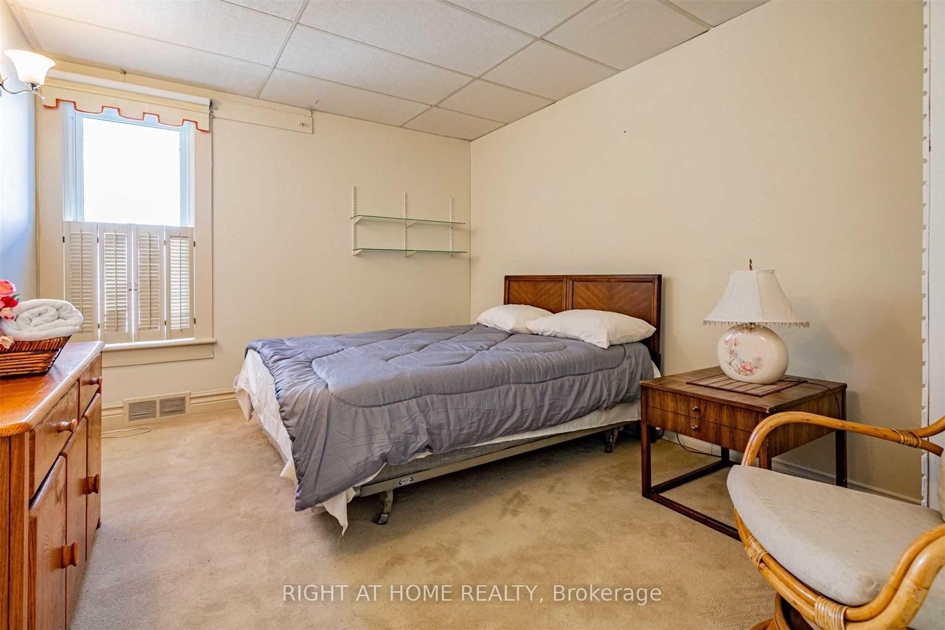 Photo 2 of 4717 Epworth Circle, Niagara Falls, Downtown — HOMEH