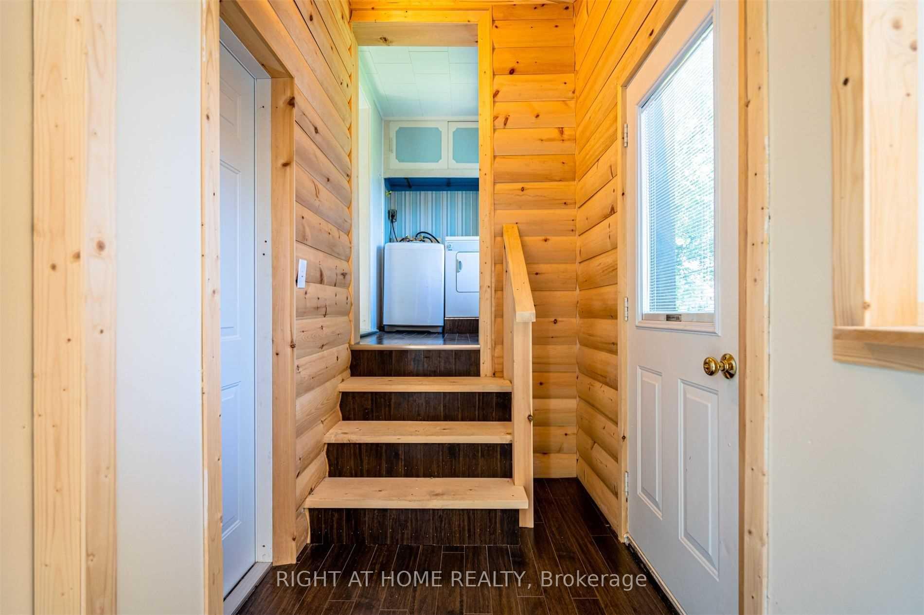Photo 3 of 4717 Epworth Circle, Niagara Falls, Downtown — HOMEH
