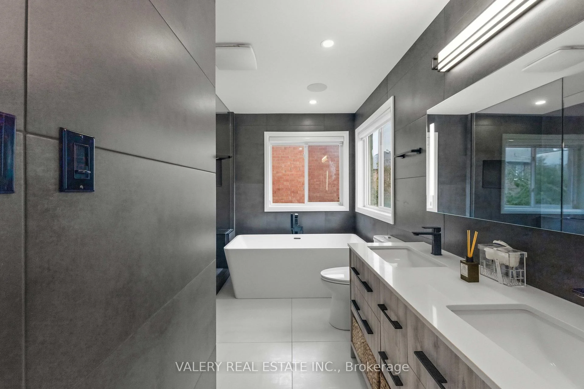 Photo 24 of 9 Vanguard Road, Vaughan, Patterson — HOMEH