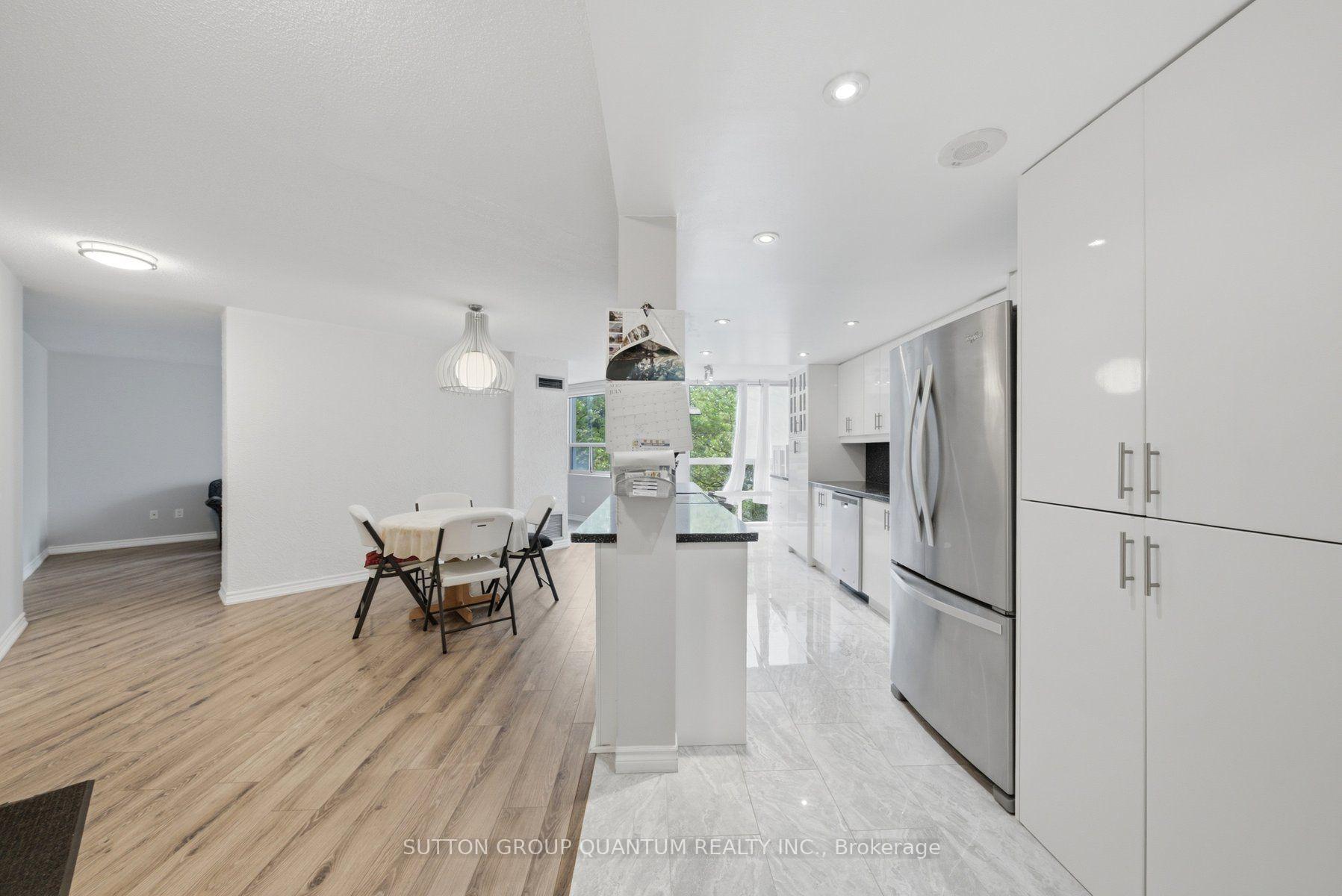 Photo 5 of Unit 304, 3650 Kaneff Crescent, Mississauga, Mississauga Valleys — HOMEH