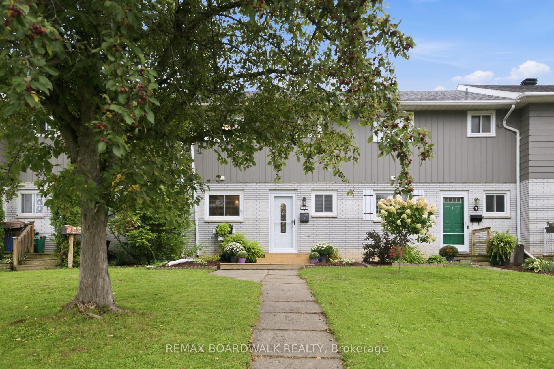 Photo 2 of 11 Maple Avenue, Brockville, Brockville — HOMEH
