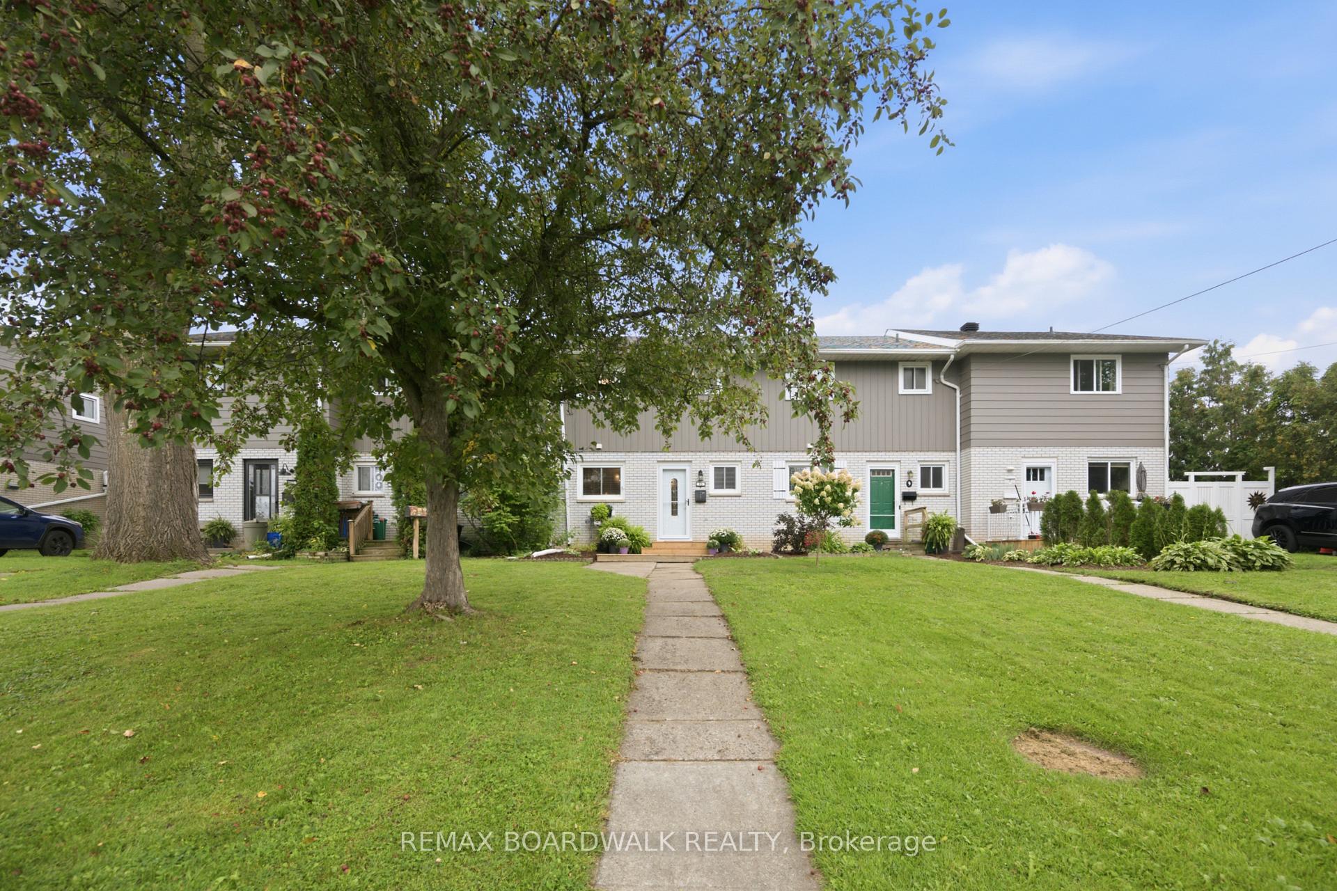 Photo 3 of 11 Maple Avenue, Brockville, Brockville — HOMEH