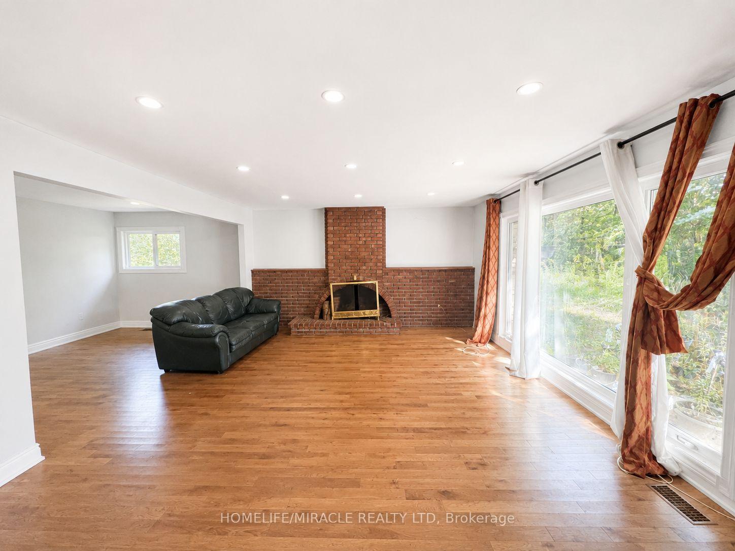 Photo 6 of 14178 Yonge Street, Aurora, Aurora Estates — HOMEH