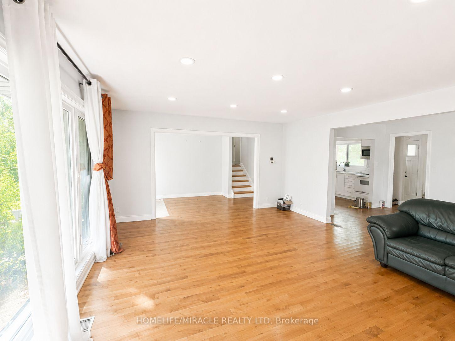 Photo 7 of 14178 Yonge Street, Aurora, Aurora Estates — HOMEH