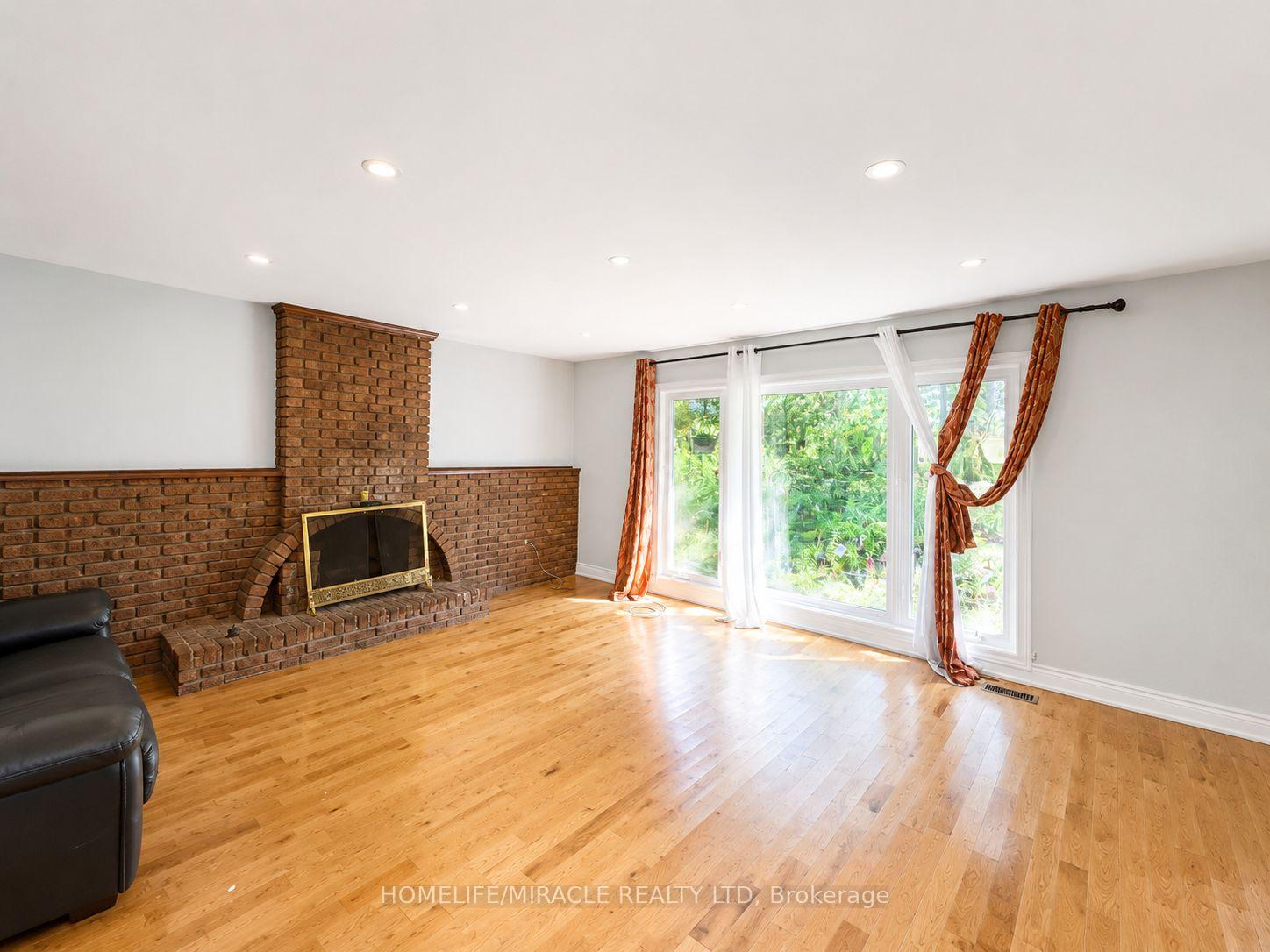 Photo 8 of 14178 Yonge Street, Aurora, Aurora Estates — HOMEH