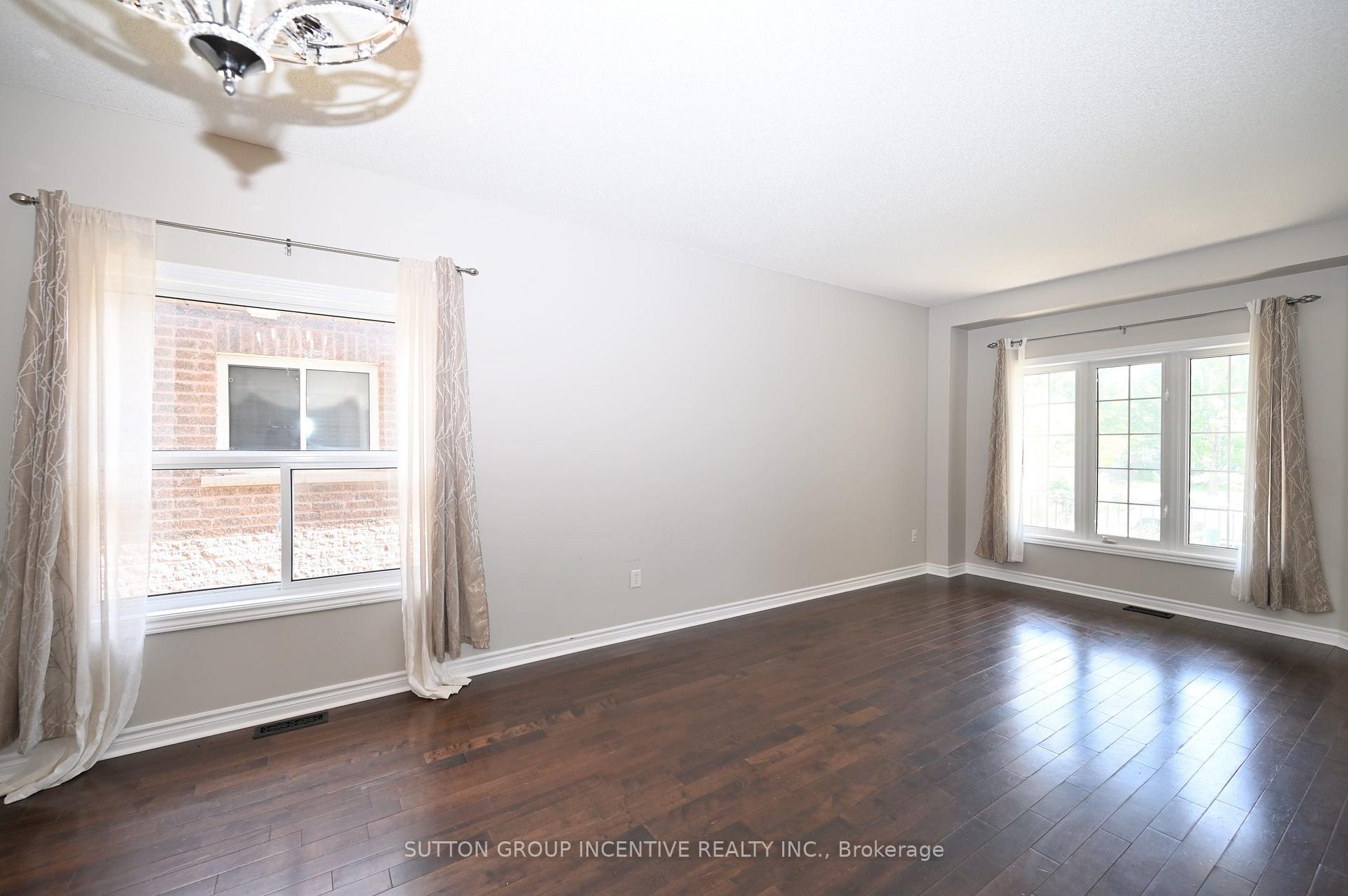 Photo 5 of 149 Raymond Crescent, Barrie, Painswick South — HOMEH
