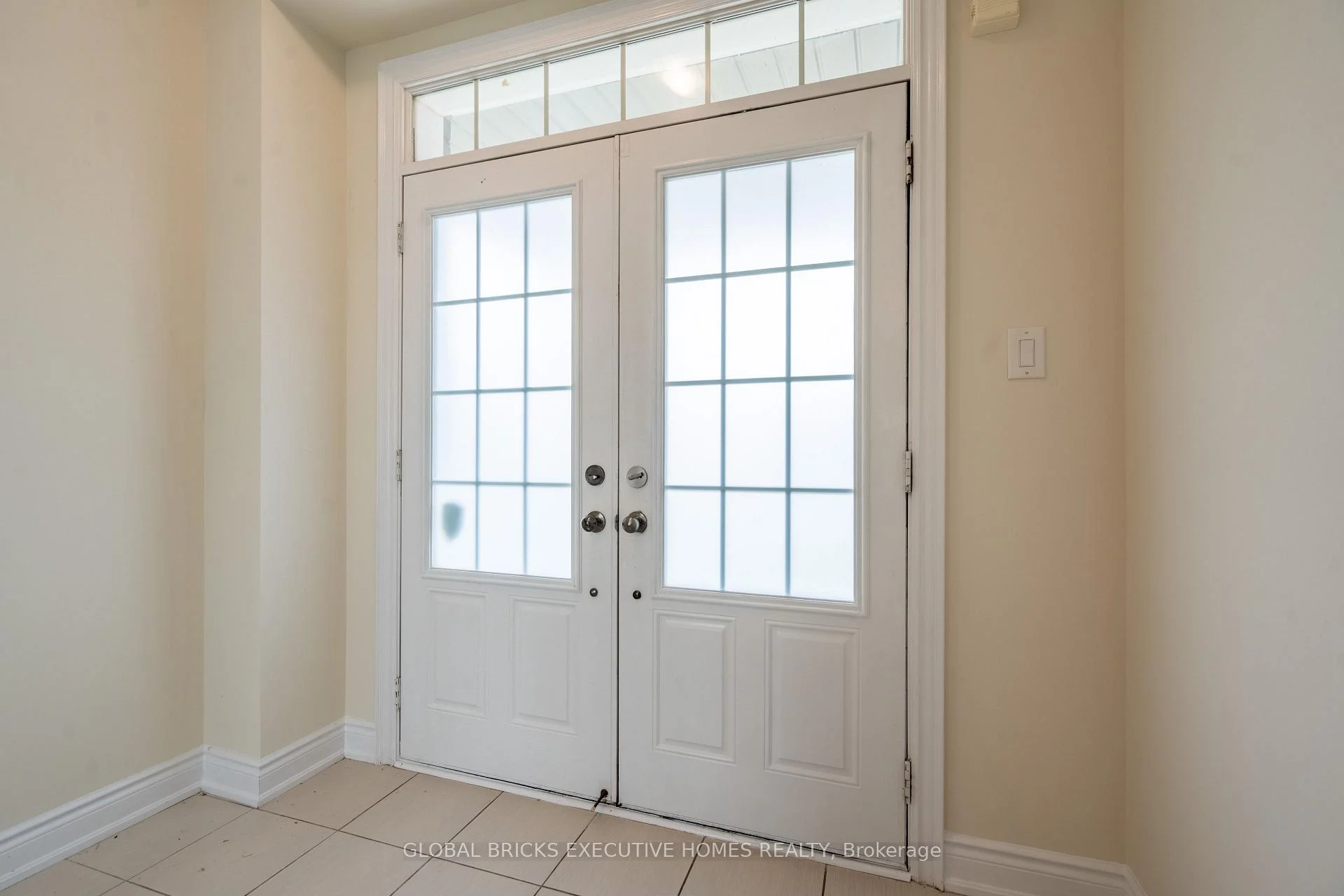 Photo 11 of 7873 Hackberry Trail, Niagara Falls, Brown — HOMEH