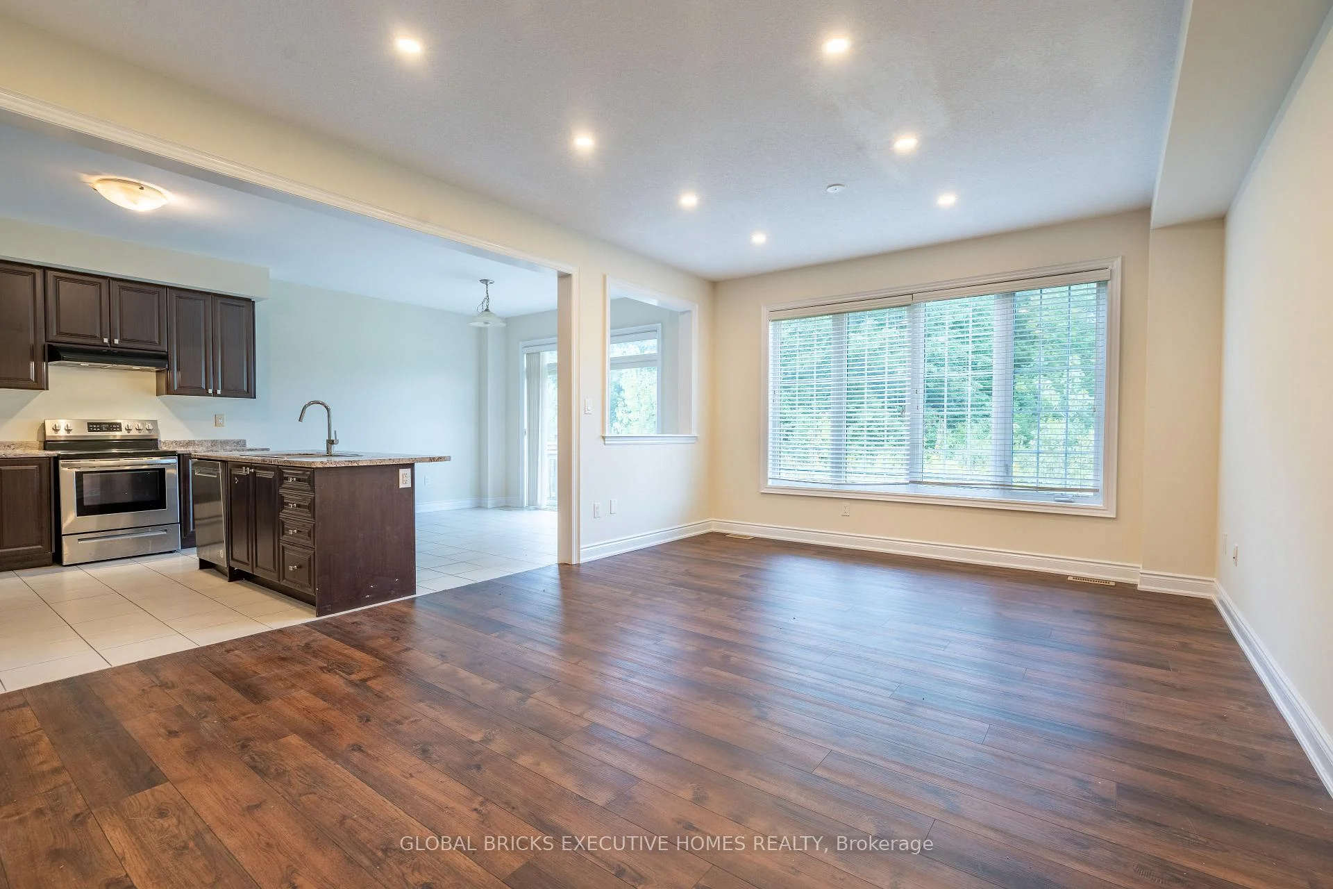 Photo 14 of 7873 Hackberry Trail, Niagara Falls, Brown — HOMEH
