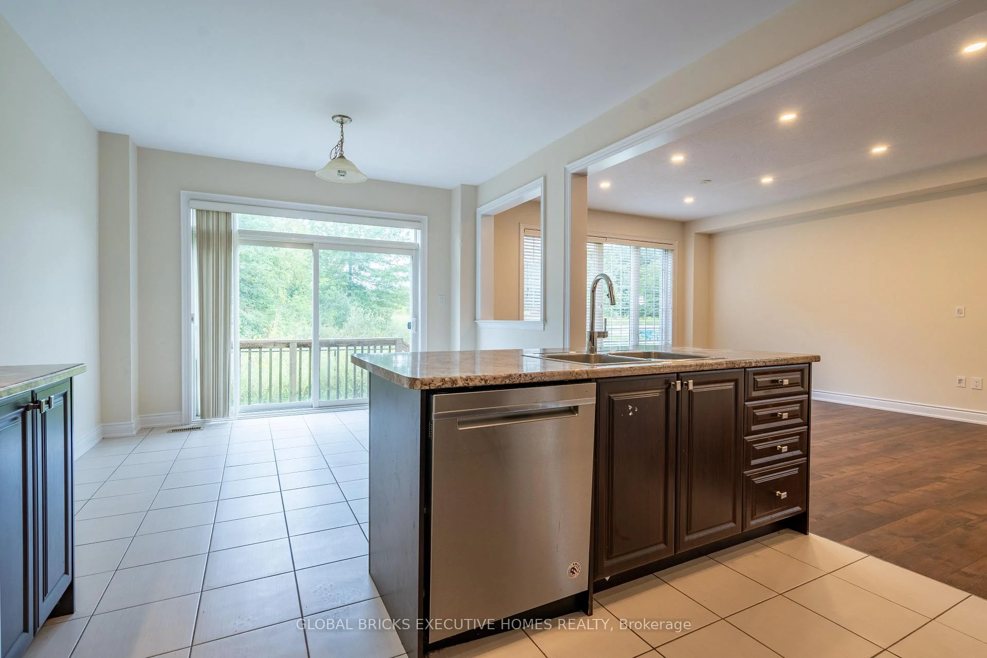 Photo 16 of 7873 Hackberry Trail, Niagara Falls, Brown — HOMEH