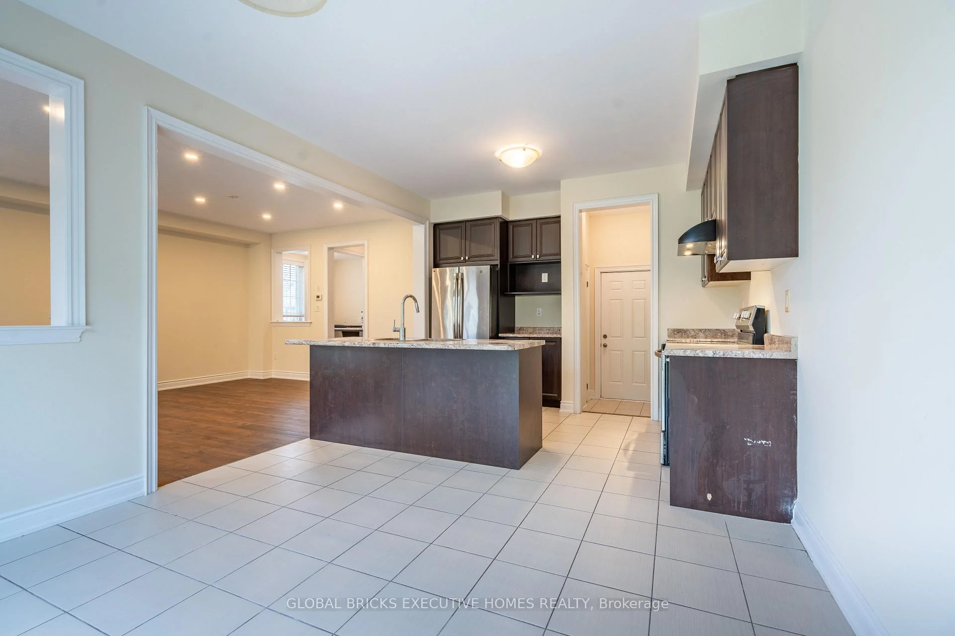 Photo 17 of 7873 Hackberry Trail, Niagara Falls, Brown — HOMEH